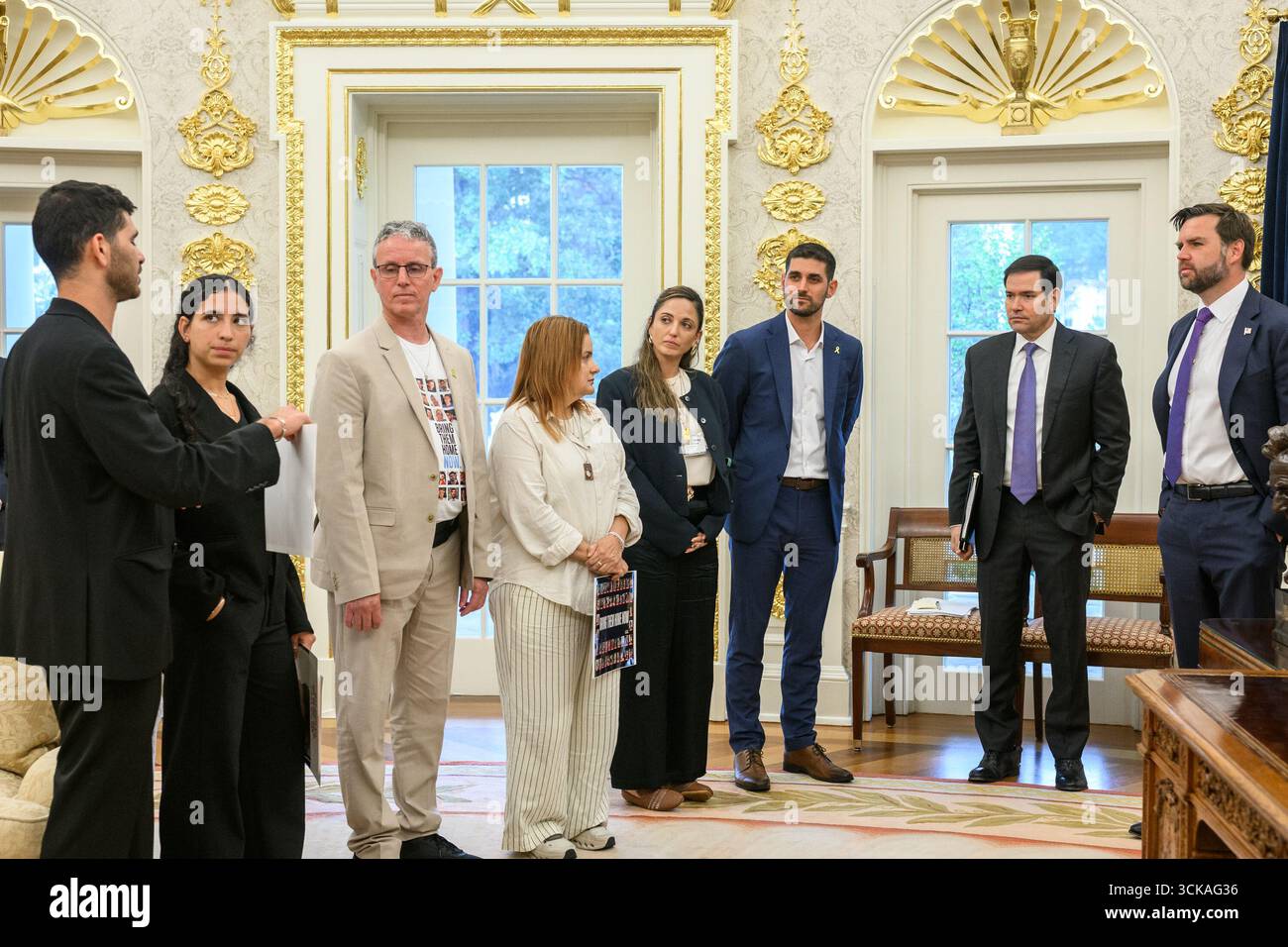 Le président Donald Trump, le vice-président JD Vance et le secrétaire d’État Marco Rubio rencontrent les otages israéliens libérés Ohad Ben ami et Raz Ben ami, ainsi que Ilay et Leela David, les frères et sœurs d’Evyatar David, toujours pris en otage par le Hamas à Gaza, mercredi 10 septembre 2025, dans le bureau ovale. (Photo officielle de la Maison Blanche par Joyce N. Boghosian) Banque D'Images Le président Donald Trump, le vice-président JD Vance et le secrétaire d’État Marco Rubio rencontrent les otages israéliens libérés Ohad Ben ami et Raz Ben ami, ainsi que Ilay et Leela David, les frères et sœurs d’Evyatar David, toujours pris en otage par le Hamas à Gaza, mercredi 10 septembre 2025, dans le bureau ovale. (Photo officielle de la Maison Blanche par Joyce N. Boghosian) Banque D'Images