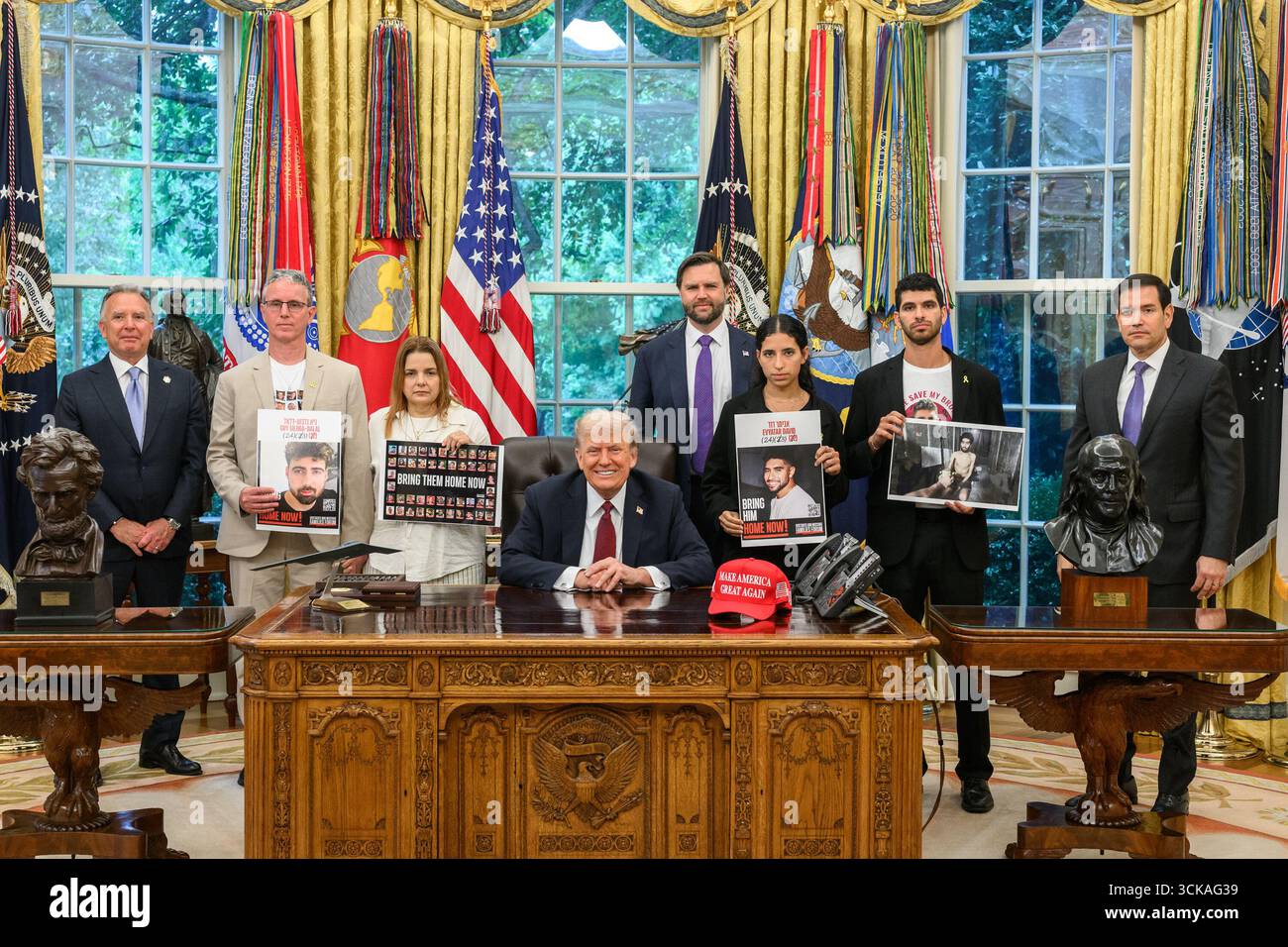 Le président Donald Trump, le vice-président JD Vance et le secrétaire d’État Marco Rubio rencontrent les otages israéliens libérés Ohad Ben ami et Raz Ben ami, ainsi que Ilay et Leela David, les frères et sœurs d’Evyatar David, toujours pris en otage par le Hamas à Gaza, mercredi 10 septembre 2025, dans le bureau ovale. (Photo officielle de la Maison Blanche par Joyce N. Boghosian) Banque D'Images Le président Donald Trump, le vice-président JD Vance et le secrétaire d’État Marco Rubio rencontrent les otages israéliens libérés Ohad Ben ami et Raz Ben ami, ainsi que Ilay et Leela David, les frères et sœurs d’Evyatar David, toujours pris en otage par le Hamas à Gaza, mercredi 10 septembre 2025, dans le bureau ovale. (Photo officielle de la Maison Blanche par Joyce N. Boghosian) Banque D'Images