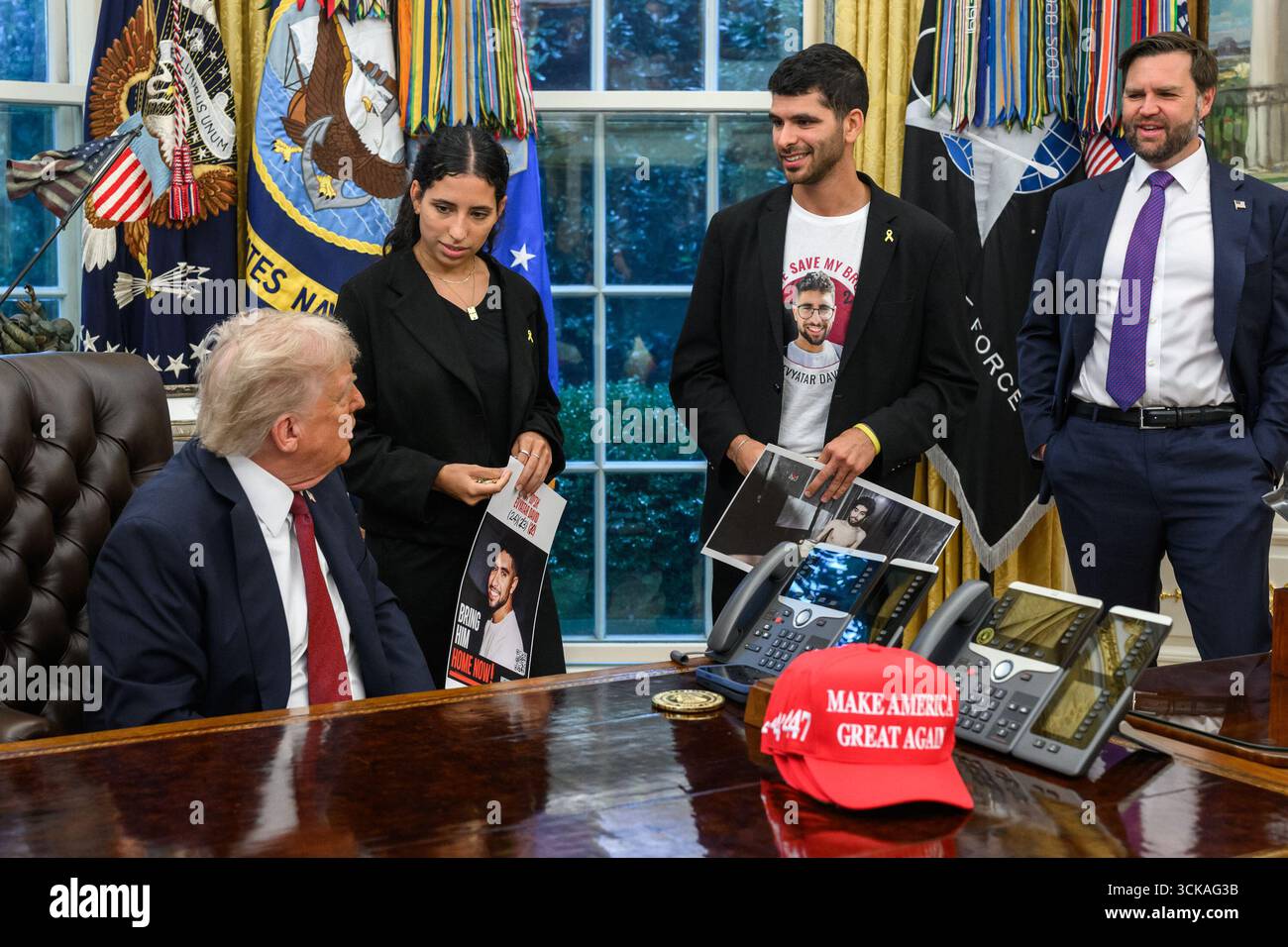 Le président Donald Trump et le vice-président JD Vance rencontrent Ilay et Leela David, les frères et sœurs d’Evyatar David, toujours pris en otage par le Hamas à Gaza, mercredi 10 septembre 2025, dans le Bureau ovale. (Photo officielle de la Maison Blanche par Joyce N. Boghosian) Banque D'Images