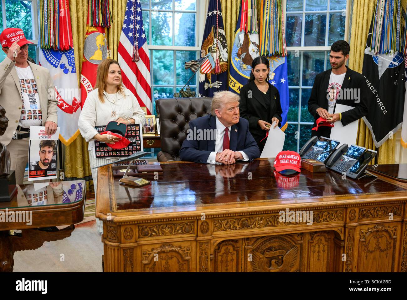 Le président Donald Trump rencontre les otages israéliens libérés Ohad Ben ami et Raz Ben ami, et Ilay et Leela David, les frères et sœurs d’Evyatar David, toujours pris en otage par le Hamas à Gaza, mercredi 10 septembre 2025, dans le Bureau ovale. (Photo officielle de la Maison Blanche par Joyce N. Boghosian) Banque D'Images Le président Donald Trump rencontre les otages israéliens libérés Ohad Ben ami et Raz Ben ami, et Ilay et Leela David, les frères et sœurs d’Evyatar David, toujours pris en otage par le Hamas à Gaza, mercredi 10 septembre 2025, dans le Bureau ovale. (Photo officielle de la Maison Blanche par Joyce N. Boghosian) Banque D'Images