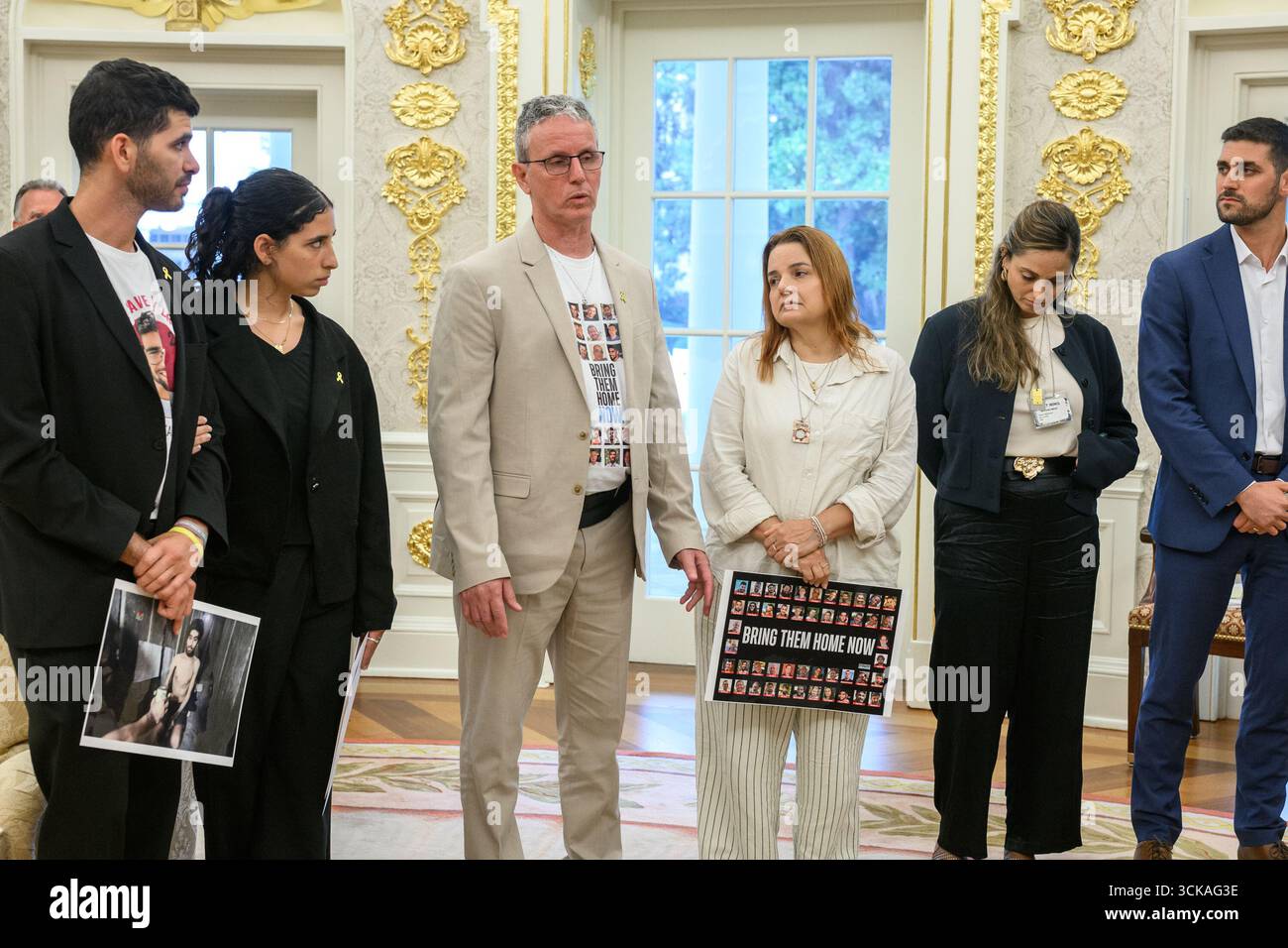 Le président Donald Trump rencontre les otages israéliens libérés Ohad Ben ami et Raz Ben ami, et Ilay et Leela David, les frères et sœurs d’Evyatar David, toujours pris en otage par le Hamas à Gaza, mercredi 10 septembre 2025, dans le Bureau ovale. (Photo officielle de la Maison Blanche par Joyce N. Boghosian) Banque D'Images Le président Donald Trump rencontre les otages israéliens libérés Ohad Ben ami et Raz Ben ami, et Ilay et Leela David, les frères et sœurs d’Evyatar David, toujours pris en otage par le Hamas à Gaza, mercredi 10 septembre 2025, dans le Bureau ovale. (Photo officielle de la Maison Blanche par Joyce N. Boghosian) Banque D'Images