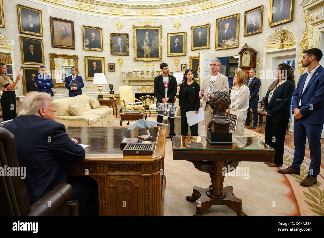 Le président Donald Trump rencontre les otages israéliens libérés Ohad Ben ami et Raz Ben ami, et Ilay et Leela David, les frères et sœurs d’Evyatar David, toujours pris en otage par le Hamas à Gaza, mercredi 10 septembre 2025, dans le Bureau ovale. (Photo officielle de la Maison Blanche par Joyce N. Boghosian) Banque D'Images