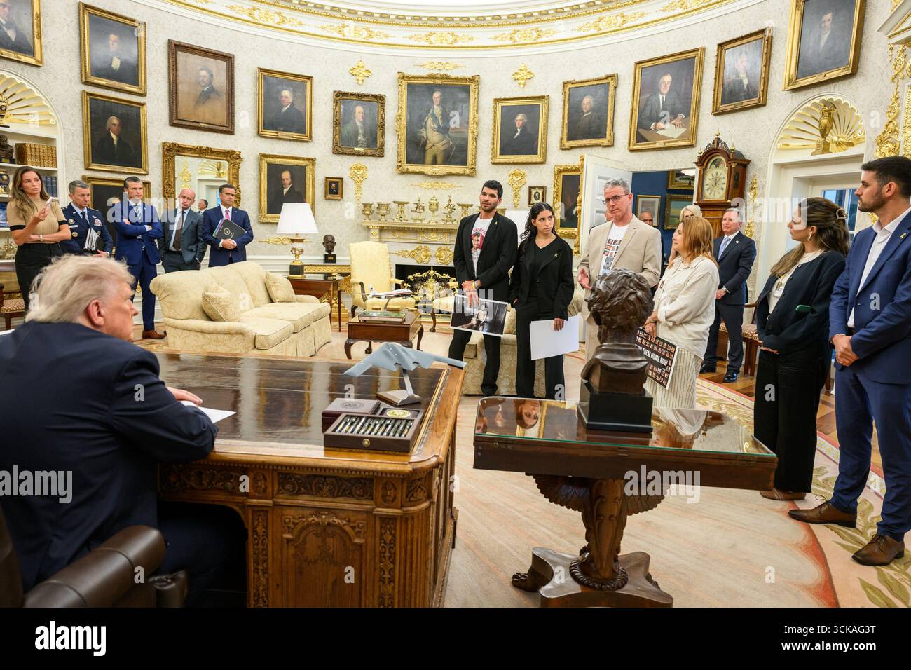 Le président Donald Trump rencontre les otages israéliens libérés Ohad Ben ami et Raz Ben ami, et Ilay et Leela David, les frères et sœurs d’Evyatar David, toujours pris en otage par le Hamas à Gaza, mercredi 10 septembre 2025, dans le Bureau ovale. (Photo officielle de la Maison Blanche par Joyce N. Boghosian) Banque D'Images Le président Donald Trump rencontre les otages israéliens libérés Ohad Ben ami et Raz Ben ami, et Ilay et Leela David, les frères et sœurs d’Evyatar David, toujours pris en otage par le Hamas à Gaza, mercredi 10 septembre 2025, dans le Bureau ovale. (Photo officielle de la Maison Blanche par Joyce N. Boghosian) Banque D'Images