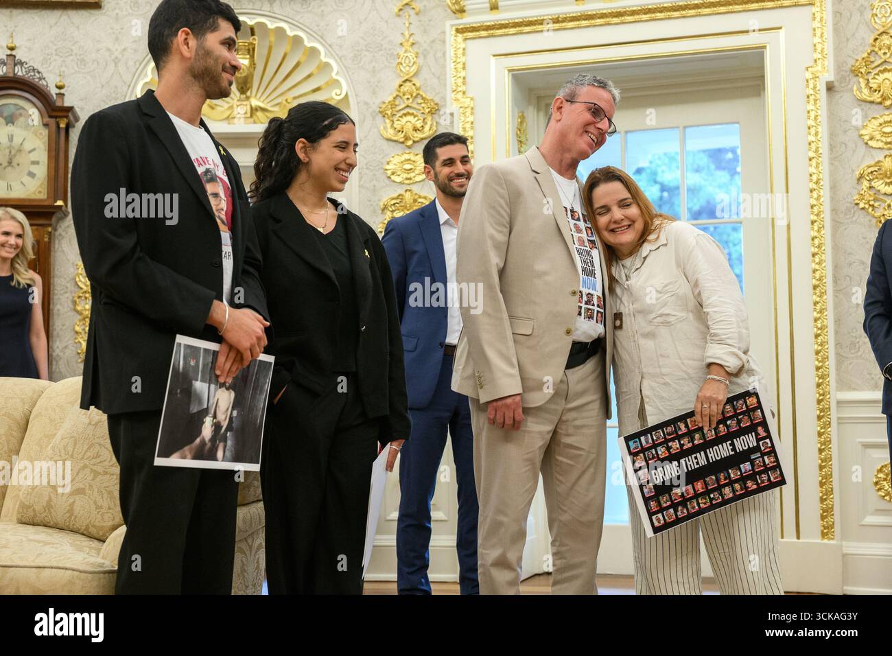 Le président Donald Trump et l’envoyé spécial Steve Witkoff rencontrent les otages israéliens libérés Ohad Ben ami et Raz Ben ami, et Ilay et Leela David, les frères et sœurs d’Evyatar David, toujours pris en otage par le Hamas à Gaza, mercredi 10 septembre 2025, dans le bureau ovale. (Photo officielle de la Maison Blanche par Joyce N. Boghosian) Banque D'Images Le président Donald Trump et l’envoyé spécial Steve Witkoff rencontrent les otages israéliens libérés Ohad Ben ami et Raz Ben ami, et Ilay et Leela David, les frères et sœurs d’Evyatar David, toujours pris en otage par le Hamas à Gaza, mercredi 10 septembre 2025, dans le bureau ovale. (Photo officielle de la Maison Blanche par Joyce N. Boghosian) Banque D'Images
