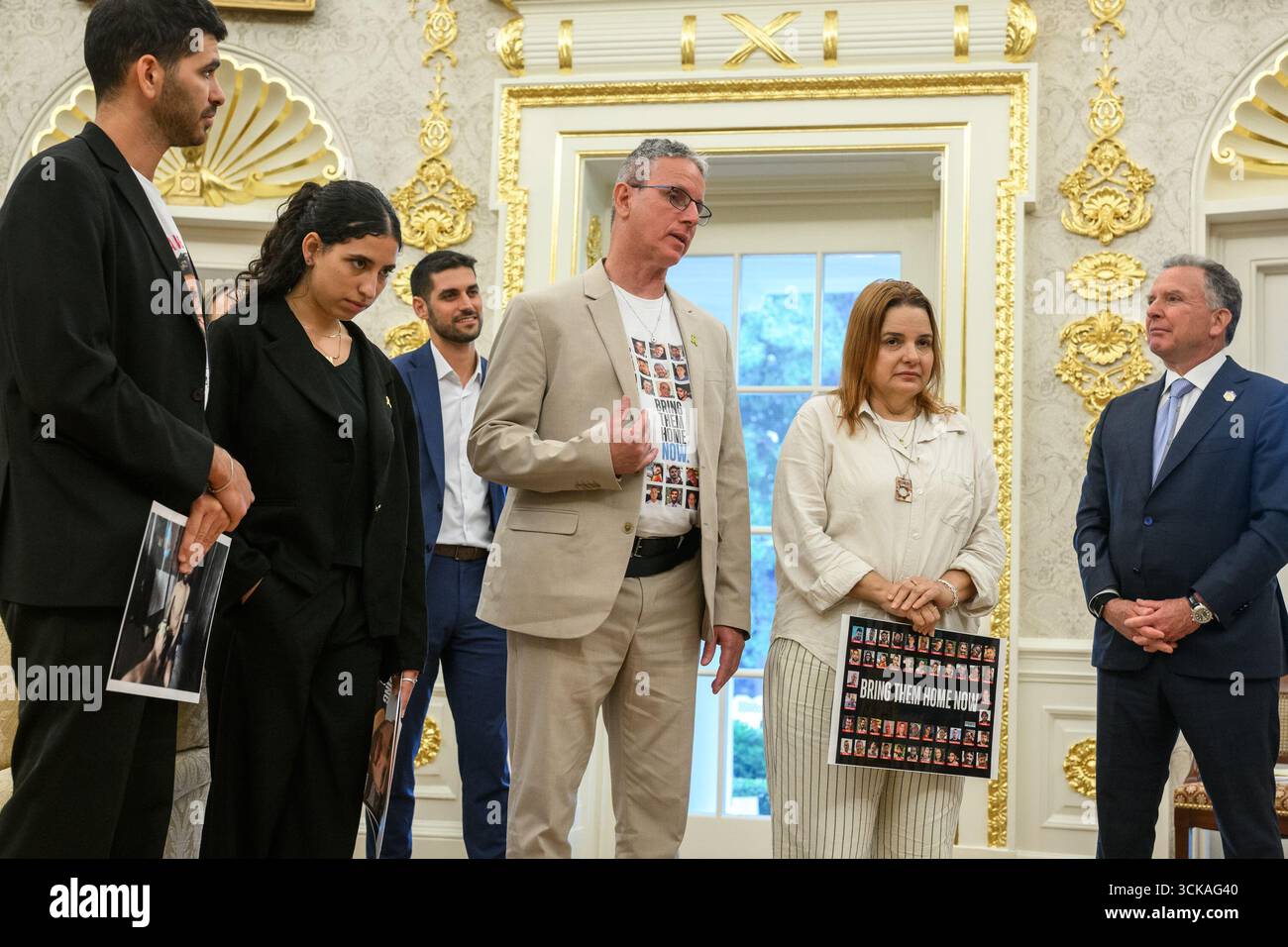 Le président Donald Trump et l’envoyé spécial Steve Witkoff rencontrent les otages israéliens libérés Ohad Ben ami et Raz Ben ami, et Ilay et Leela David, les frères et sœurs d’Evyatar David, toujours pris en otage par le Hamas à Gaza, mercredi 10 septembre 2025, dans le bureau ovale. (Photo officielle de la Maison Blanche par Joyce N. Boghosian) Banque D'Images Le président Donald Trump et l’envoyé spécial Steve Witkoff rencontrent les otages israéliens libérés Ohad Ben ami et Raz Ben ami, et Ilay et Leela David, les frères et sœurs d’Evyatar David, toujours pris en otage par le Hamas à Gaza, mercredi 10 septembre 2025, dans le bureau ovale. (Photo officielle de la Maison Blanche par Joyce N. Boghosian) Banque D'Images