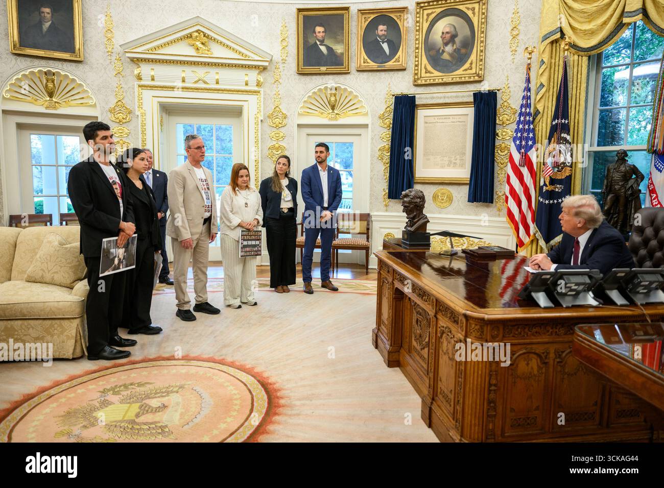 Le président Donald Trump rencontre les otages israéliens libérés Ohad Ben ami et Raz Ben ami, et Ilay et Leela David, les frères et sœurs d’Evyatar David, toujours pris en otage par le Hamas à Gaza, mercredi 10 septembre 2025, dans le Bureau ovale. (Photo officielle de la Maison Blanche par Joyce N. Boghosian) Banque D'Images