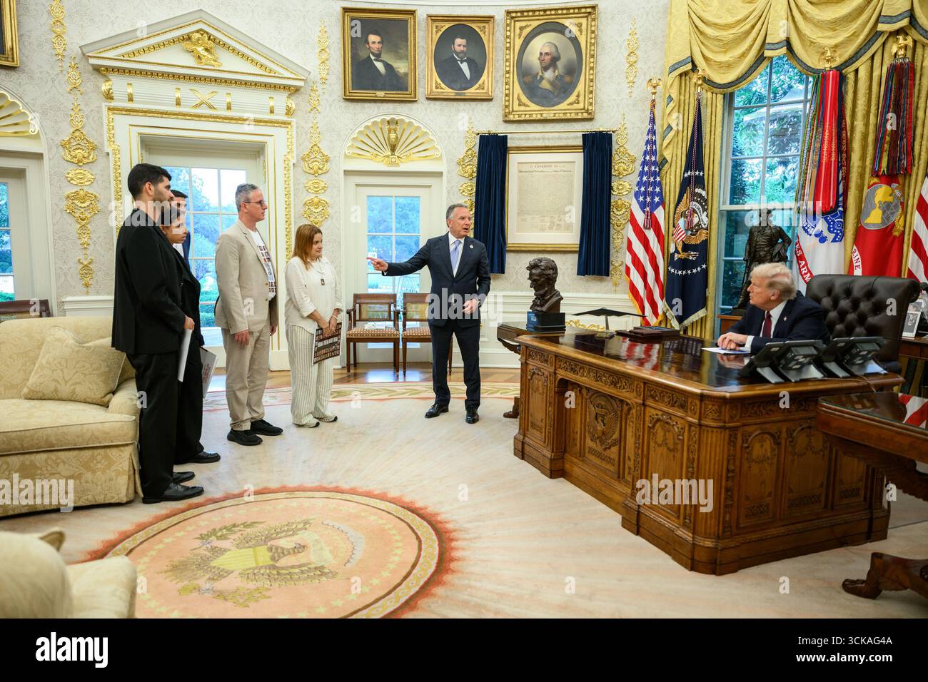 Le président Donald Trump et l’envoyé spécial Steve Witkoff rencontrent les otages israéliens libérés Ohad Ben ami et Raz Ben ami, et Ilay et Leela David, les frères et sœurs d’Evyatar David, toujours pris en otage par le Hamas à Gaza, mercredi 10 septembre 2025, dans le bureau ovale. (Photo officielle de la Maison Blanche par Joyce N. Boghosian) Banque D'Images Le président Donald Trump et l’envoyé spécial Steve Witkoff rencontrent les otages israéliens libérés Ohad Ben ami et Raz Ben ami, et Ilay et Leela David, les frères et sœurs d’Evyatar David, toujours pris en otage par le Hamas à Gaza, mercredi 10 septembre 2025, dans le bureau ovale. (Photo officielle de la Maison Blanche par Joyce N. Boghosian) Banque D'Images