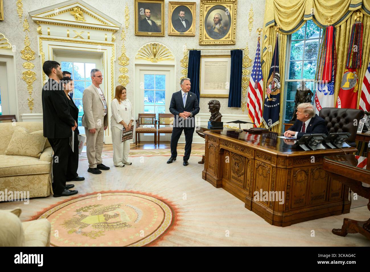 Le président Donald Trump et l’envoyé spécial Steve Witkoff rencontrent les otages israéliens libérés Ohad Ben ami et Raz Ben ami, et Ilay et Leela David, les frères et sœurs d’Evyatar David, toujours pris en otage par le Hamas à Gaza, mercredi 10 septembre 2025, dans le bureau ovale. (Photo officielle de la Maison Blanche par Joyce N. Boghosian) Banque D'Images Le président Donald Trump et l’envoyé spécial Steve Witkoff rencontrent les otages israéliens libérés Ohad Ben ami et Raz Ben ami, et Ilay et Leela David, les frères et sœurs d’Evyatar David, toujours pris en otage par le Hamas à Gaza, mercredi 10 septembre 2025, dans le bureau ovale. (Photo officielle de la Maison Blanche par Joyce N. Boghosian) Banque D'Images