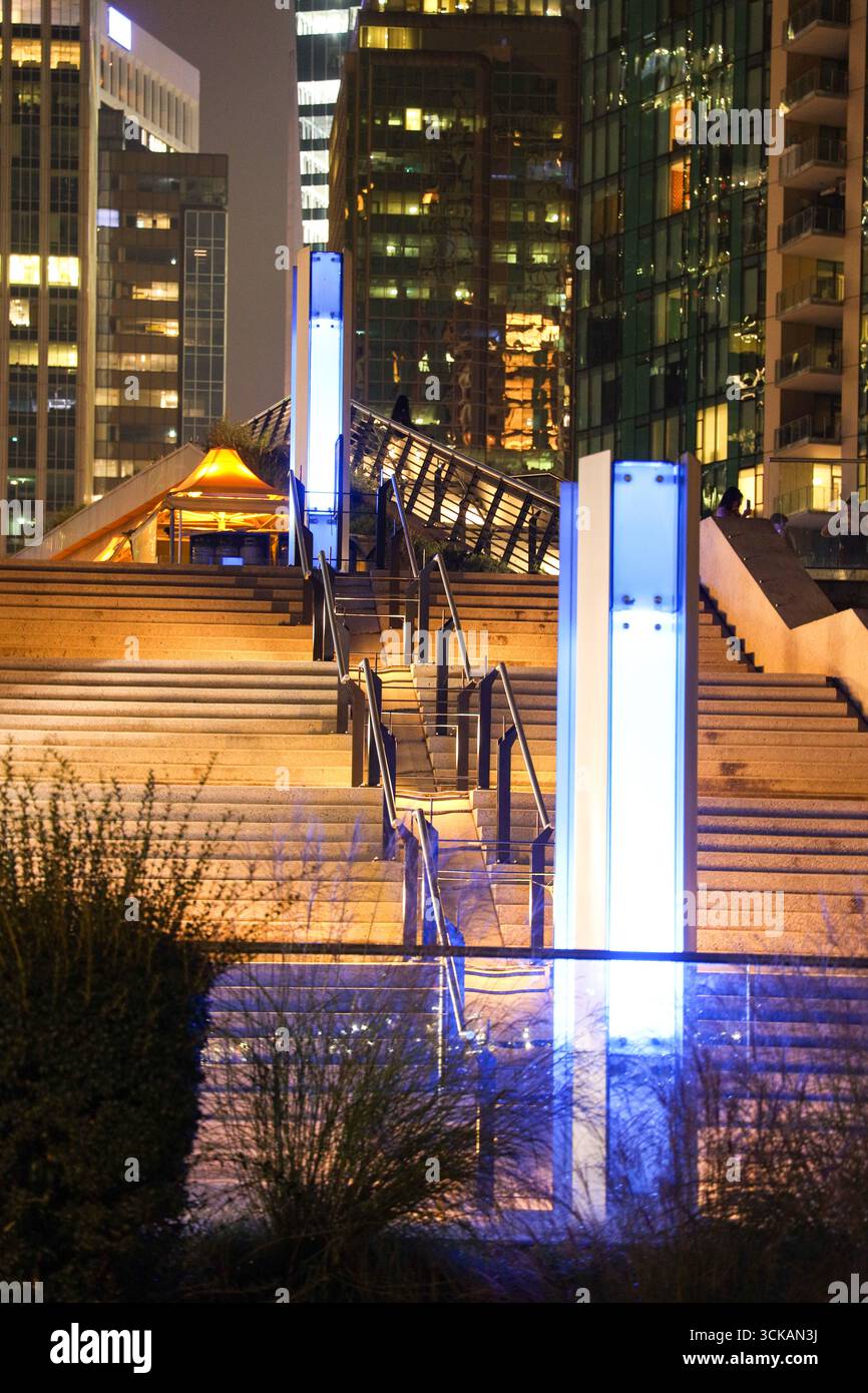 Escalier urbain illuminé la nuit Banque D'Images