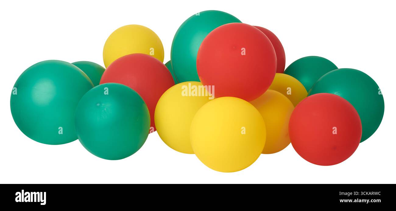 amas dense de ballons de couleur unie brillante fond blanc isolé, mélange de rouge, jaune et vert, fête célébrant et occasion festive Banque D'Images