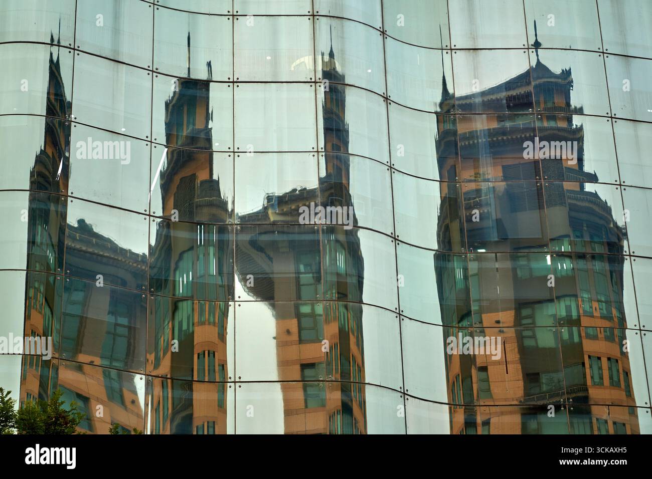 Gros plan d'une image miroir de grand magasin dans le verre - rue commerçante Wangfujing à Pékin Banque D'Images