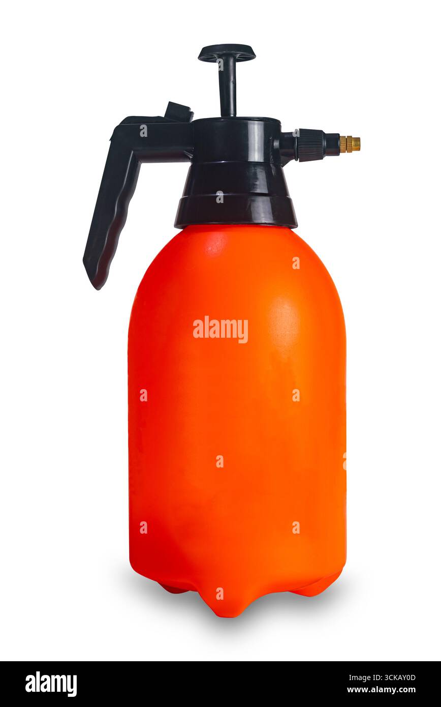 Le pulvérisateur portable noir et orange pour les goûts de soin des plantes ou de nettoyage isolé sur fond blanc avec chemin de détourage. Banque D'Images
