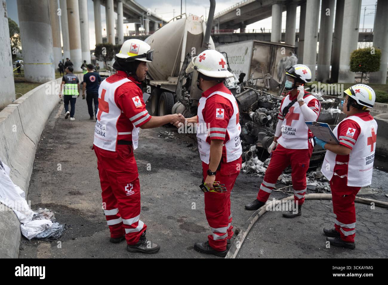 Mexico, Mexique. 10 septembre 2025. Les ambulanciers paramédicaux de la Croix-Rouge aident les personnes blessées après l'explosion qui s'est produite lorsqu'un pétrolier s'est renversé, causant le tragique accident qui a fait 70 blessés, trois morts et deux non identifiés à Calzada Ignacio Saragosse, près du Puente de la Concordia, . Le 10 septembre 2025 à Mexico, Mexique. (Photo de Marco Gonzalez/ crédit : Eyepix Group/Alamy Live News Banque D'Images