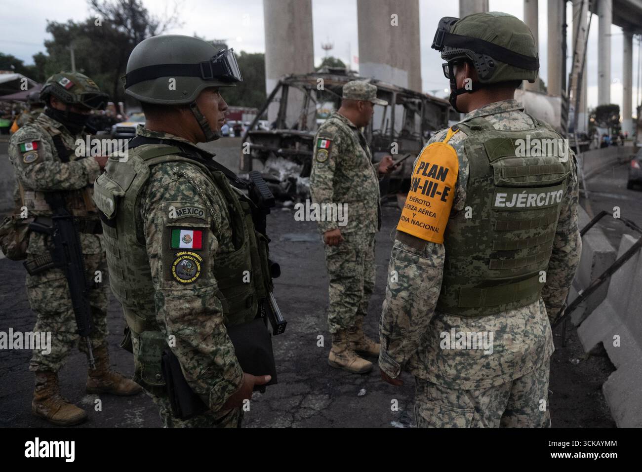 Mexico, Mexique. 10 septembre 2025. Des membres de la marine mexicaine assistent à l'explosion survenue lorsqu'un pétrolier à gaz s'est renversé, provoquant l'accident tragique qui a fait 70 blessés, trois morts, et deux non identifiés à Calzada Ignacio Saragosse, près de la Puente de la Concordia, . Le 10 septembre 2025 à Mexico, Mexique. (Photo de Marco Gonzalez/ crédit : Eyepix Group/Alamy Live News Banque D'Images