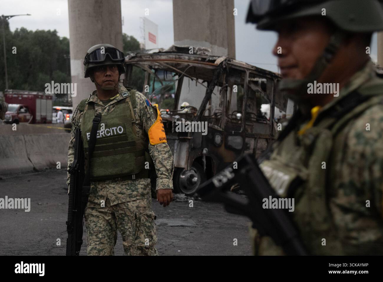 Mexico, Mexique. 10 septembre 2025. Des membres de la marine mexicaine assistent à l'explosion survenue lorsqu'un pétrolier à gaz s'est renversé, provoquant l'accident tragique qui a fait 70 blessés, trois morts, et deux non identifiés à Calzada Ignacio Saragosse, près de la Puente de la Concordia, . Le 10 septembre 2025 à Mexico, Mexique. (Photo de Marco Gonzalez/ crédit : Eyepix Group/Alamy Live News Banque D'Images