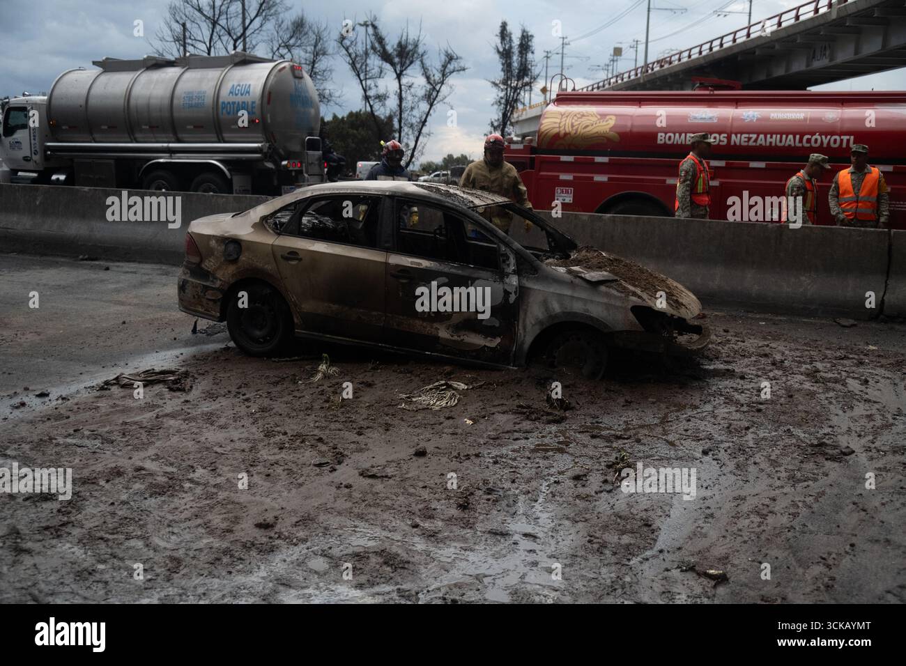 Mexico, Mexique. 10 septembre 2025. Les experts assistent à la scène de l'explosion qui s'est produite lorsqu'un pétrolier à gaz s'est renversé, causant l'accident tragique qui a fait 70 blessés, trois morts, et deux non identifiés à Calzada Ignacio Saragosse, près de la Puente de la Concordia, . Le 10 septembre 2025 à Mexico, Mexique. (Photo de Marco Gonzalez/ crédit : Eyepix Group/Alamy Live News Banque D'Images