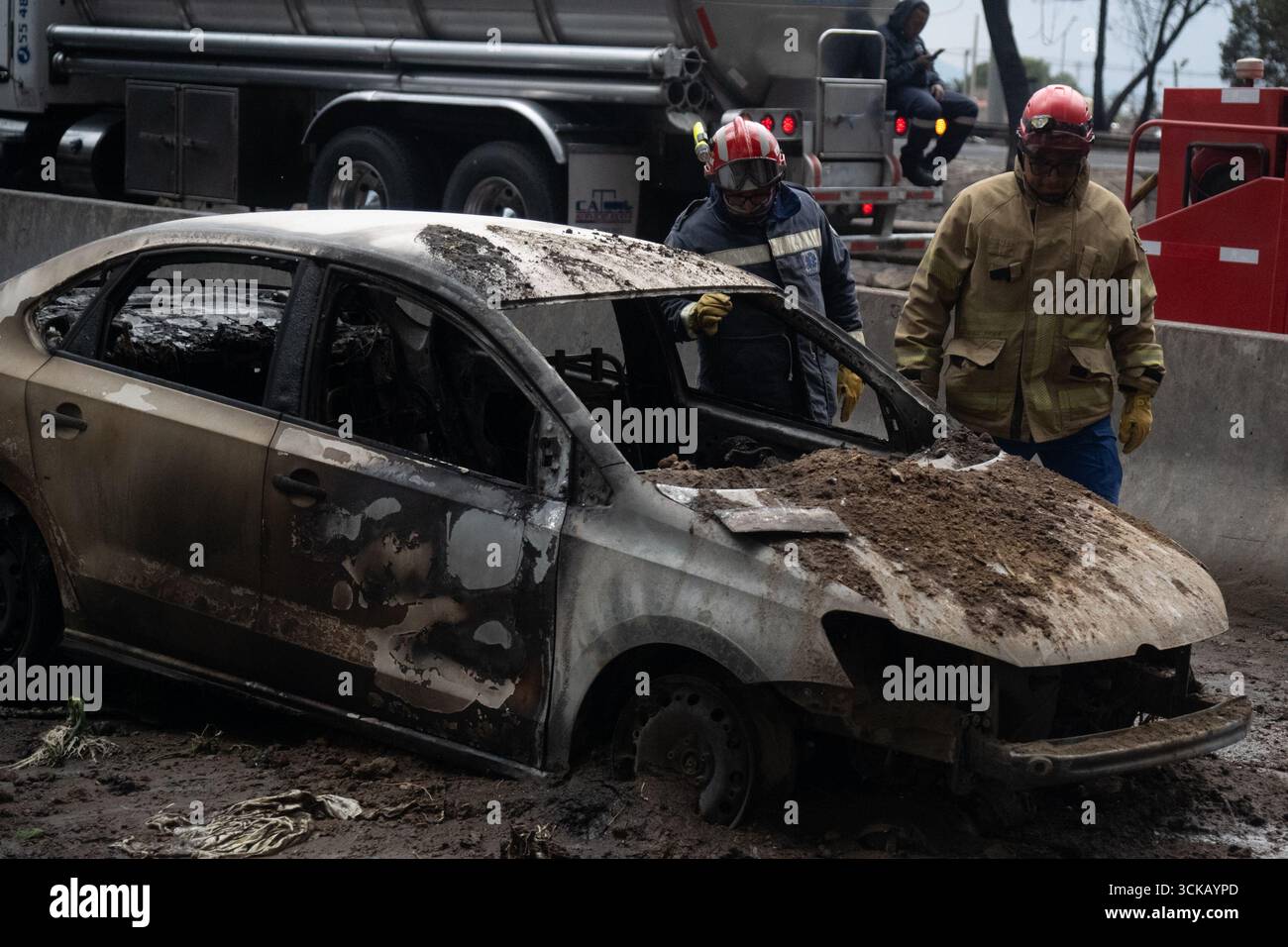 Mexico, Mexique. 10 septembre 2025. Les experts assistent à la scène de l'explosion qui s'est produite lorsqu'un pétrolier à gaz s'est renversé, causant l'accident tragique qui a fait 70 blessés, trois morts, et deux non identifiés à Calzada Ignacio Saragosse, près de la Puente de la Concordia, . Le 10 septembre 2025 à Mexico, Mexique. (Photo de Marco Gonzalez/ crédit : Eyepix Group/Alamy Live News Banque D'Images
