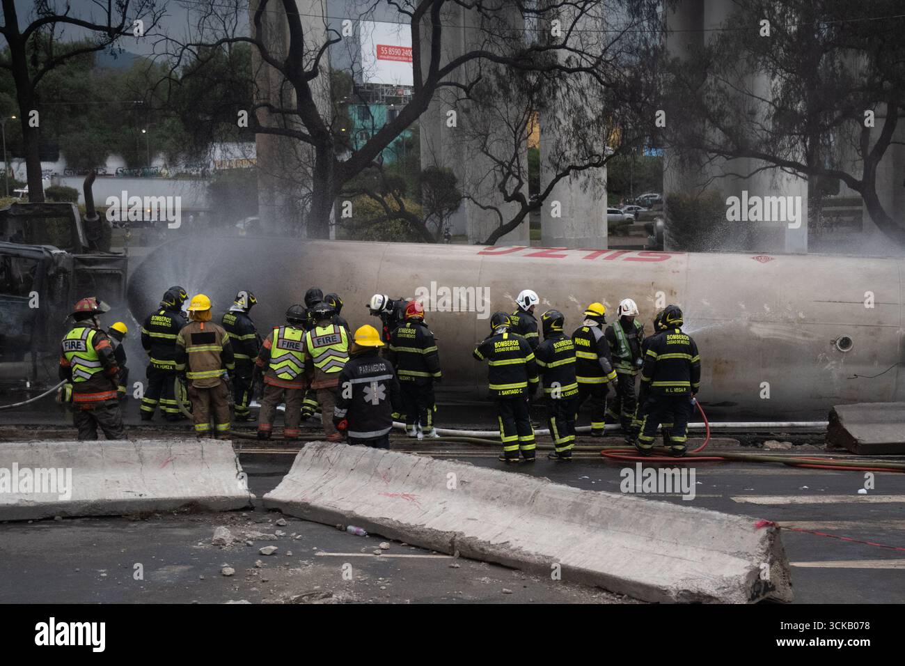 Les pompiers éteignent l'incendie après l'explosion qui s'est produite lorsqu'un pétrolier à gaz s'est renversé, causant l'accident tragique qui a fait 70 blessés, trois morts, et deux non identifiés à Calzada Ignacio Saragosse, près du Puente de la Concordia, . Le 10 septembre 2025 à Mexico, Mexique. (Crédit image : © Marco Gonzalez/eyepix via ZUMA Press Wire) USAGE ÉDITORIAL SEULEMENT ! Non destiné à UN USAGE commercial ! Banque D'Images