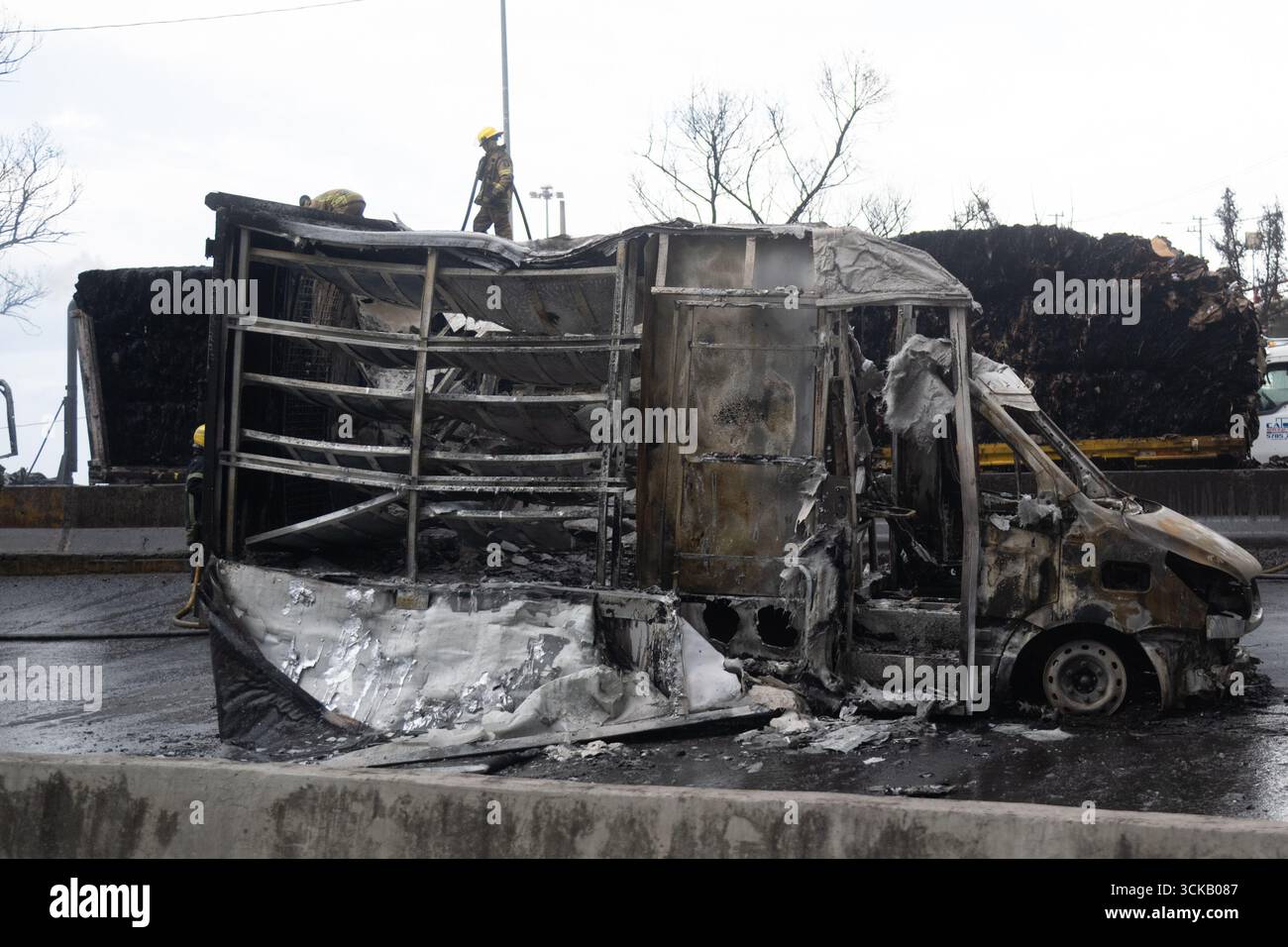 Un camion brûlé est vu sur les lieux de l'explosion s'est produit lorsqu'un pétrolier à gaz s'est renversé, provoquant l'accident tragique qui a fait 70 blessés, trois morts, et deux non identifiés à Calzada Ignacio Saragosse, près du Puente de la Concordia, . Le 10 septembre 2025 à Mexico, Mexique. (Crédit image : © Marco Gonzalez/eyepix via ZUMA Press Wire) USAGE ÉDITORIAL SEULEMENT ! Non destiné à UN USAGE commercial ! Banque D'Images