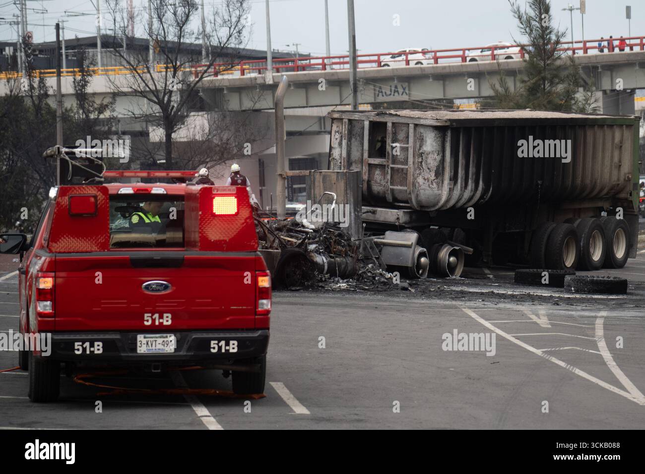 Un camion brûlé est vu sur les lieux de l'explosion s'est produit lorsqu'un pétrolier à gaz s'est renversé, provoquant l'accident tragique qui a fait 70 blessés, trois morts, et deux non identifiés à Calzada Ignacio Saragosse, près du Puente de la Concordia, . Le 10 septembre 2025 à Mexico, Mexique. (Crédit image : © Marco Gonzalez/eyepix via ZUMA Press Wire) USAGE ÉDITORIAL SEULEMENT ! Non destiné à UN USAGE commercial ! Banque D'Images