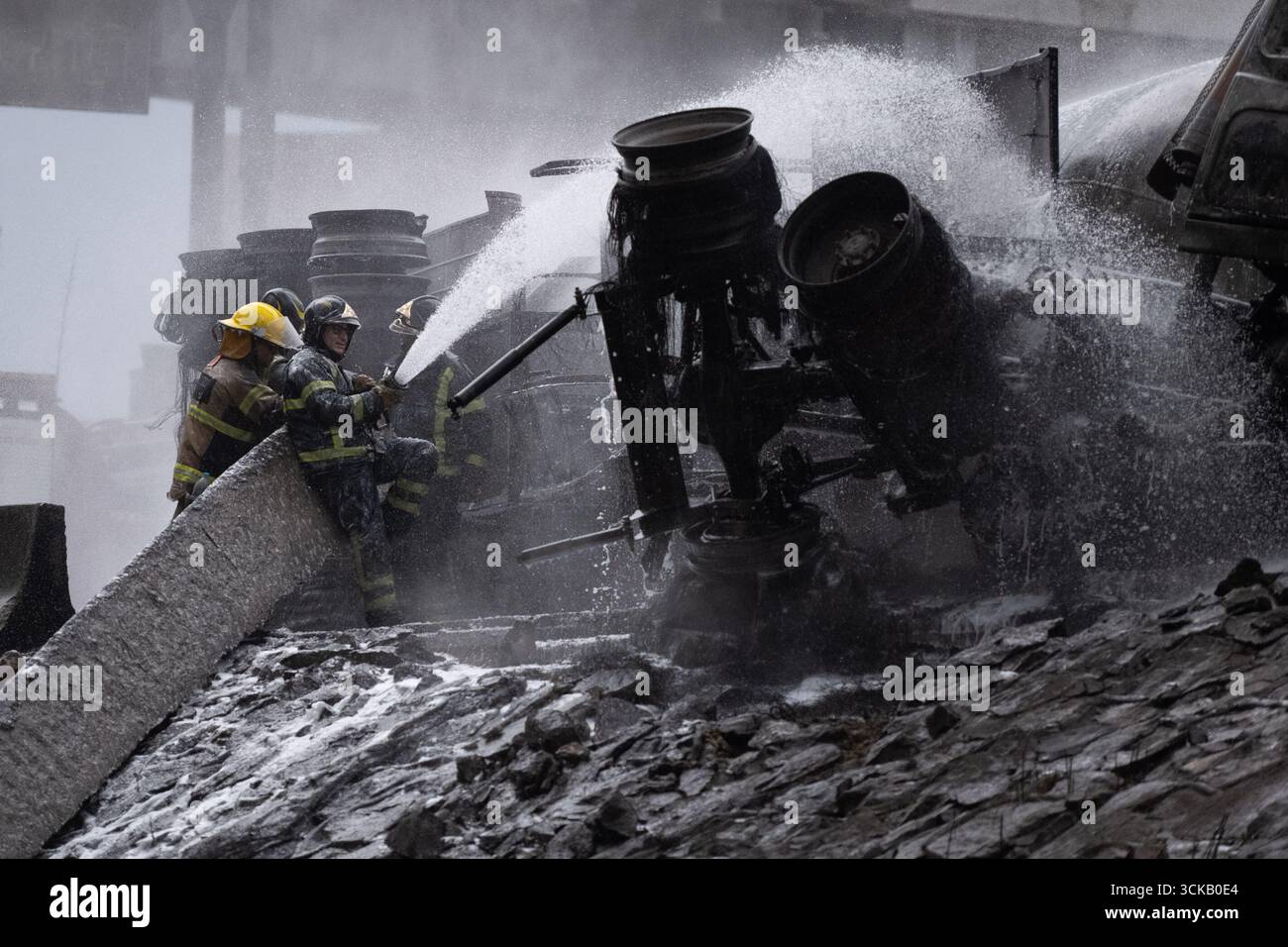 Mexico, Mexique. 10 septembre 2025. Les pompiers éteignent l'incendie après l'explosion qui s'est produite lorsqu'un pétrolier à gaz s'est renversé, causant l'accident tragique qui a fait 70 blessés, trois morts, et deux non identifiés à Calzada Ignacio Saragosse, près du Puente de la Concordia, . Le 10 septembre 2025 à Mexico, Mexique. (Photo de Marco Gonzalez / Eyepix Group / Sipa USA) crédit : Sipa USA / Alamy Live News Banque D'Images