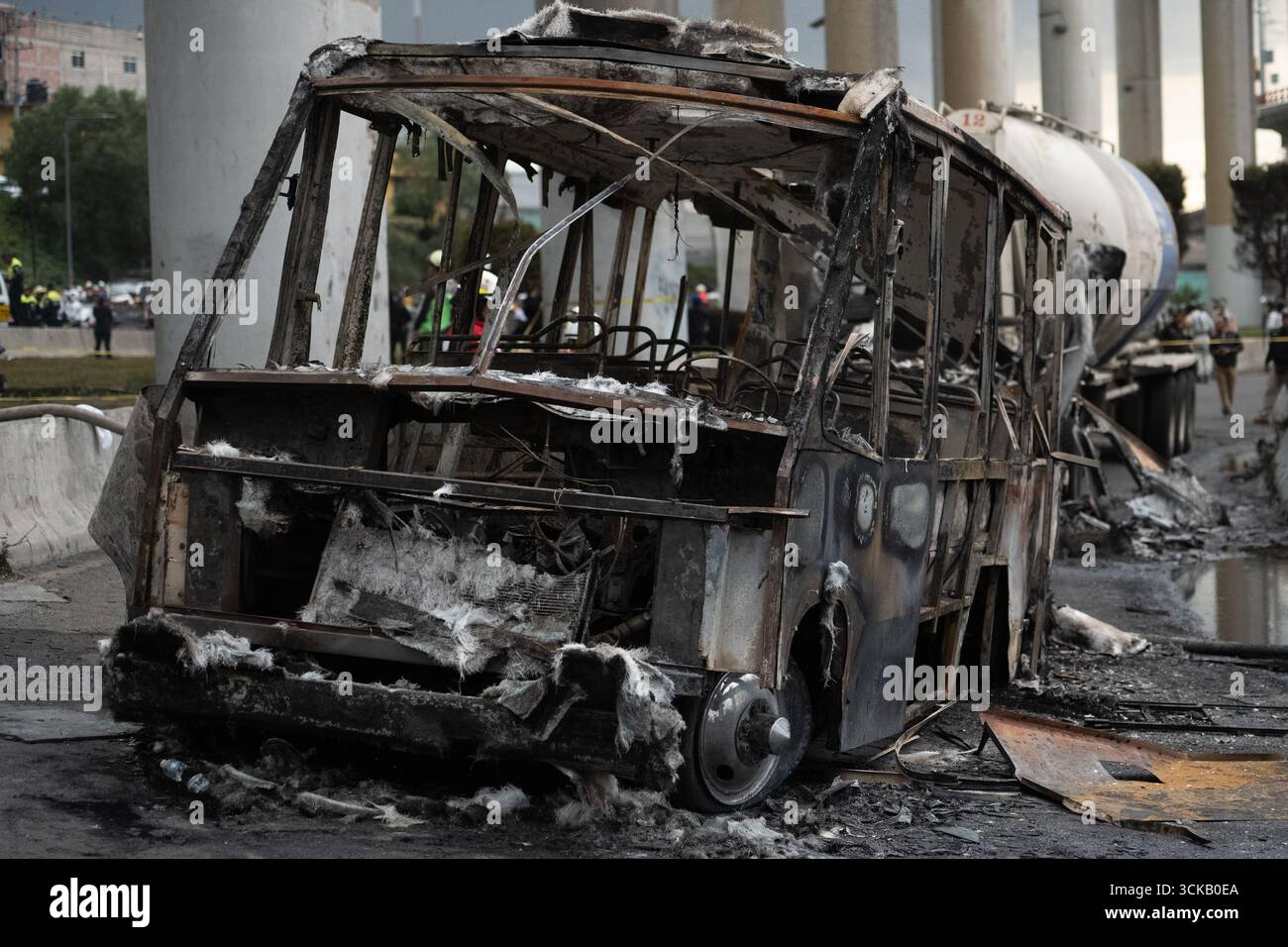 Mexico, Mexique. 10 septembre 2025. Un bus brûlé est vu sur les lieux de l'explosion s'est produit lorsqu'un pétrolier à gaz s'est renversé, provoquant l'accident tragique qui a fait 70 blessés, trois morts, et deux non identifiés à Calzada Ignacio Saragosse, près du Puente de la Concordia, . Le 10 septembre 2025 à Mexico, Mexique. (Photo de Marco Gonzalez / Eyepix Group / Sipa USA) crédit : Sipa USA / Alamy Live News Banque D'Images