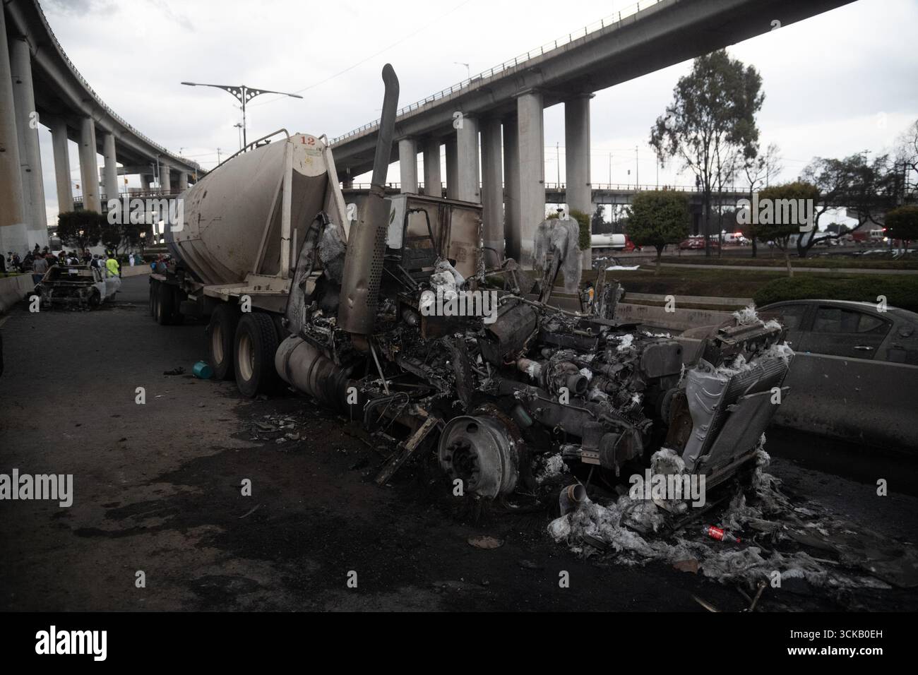 Mexico, Mexique. 10 septembre 2025. Un camion brûlé est vu sur les lieux de l'explosion s'est produit lorsqu'un pétrolier à gaz s'est renversé, provoquant l'accident tragique qui a fait 70 blessés, trois morts, et deux non identifiés à Calzada Ignacio Saragosse, près du Puente de la Concordia, . Le 10 septembre 2025 à Mexico, Mexique. (Photo de Marco Gonzalez / Eyepix Group / Sipa USA) crédit : Sipa USA / Alamy Live News Banque D'Images