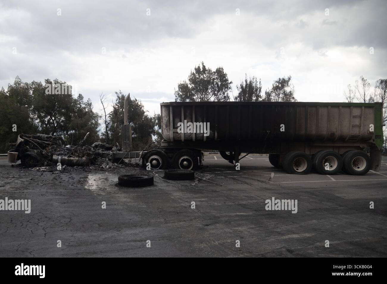 Mexico, Mexique. 10 septembre 2025. Un camion brûlé est vu sur les lieux de l'explosion s'est produit lorsqu'un pétrolier à gaz s'est renversé, provoquant l'accident tragique qui a fait 70 blessés, trois morts, et deux non identifiés à Calzada Ignacio Saragosse, près du Puente de la Concordia, . Le 10 septembre 2025 à Mexico, Mexique. (Photo de Marco Gonzalez / Eyepix Group / Sipa USA) crédit : Sipa USA / Alamy Live News Banque D'Images