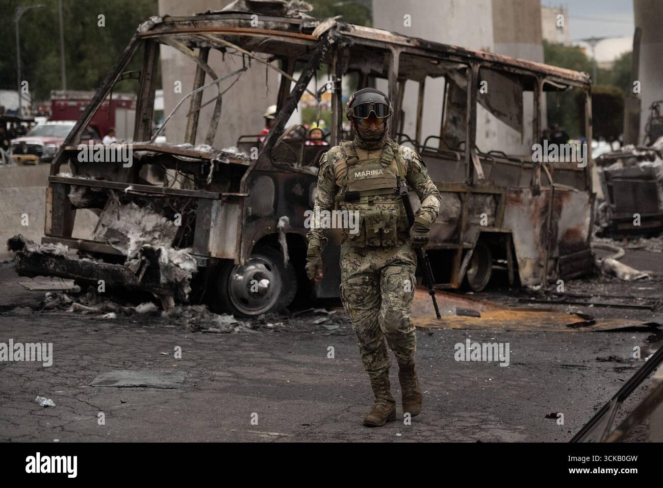 Un membre de la marine mexicaine assiste à l'explosion survenue lorsqu'un pétrolier à gaz s'est renversé, causant le tragique accident qui a fait 70 blessés, trois morts, et deux non identifiés à Calzada Ignacio Saragosse, près du Puente de la Concordia, . Le 10 septembre 2025 à Mexico, Mexique. (Crédit image : © Marco Gonzalez/eyepix via ZUMA Press Wire) USAGE ÉDITORIAL SEULEMENT ! Non destiné à UN USAGE commercial ! Banque D'Images