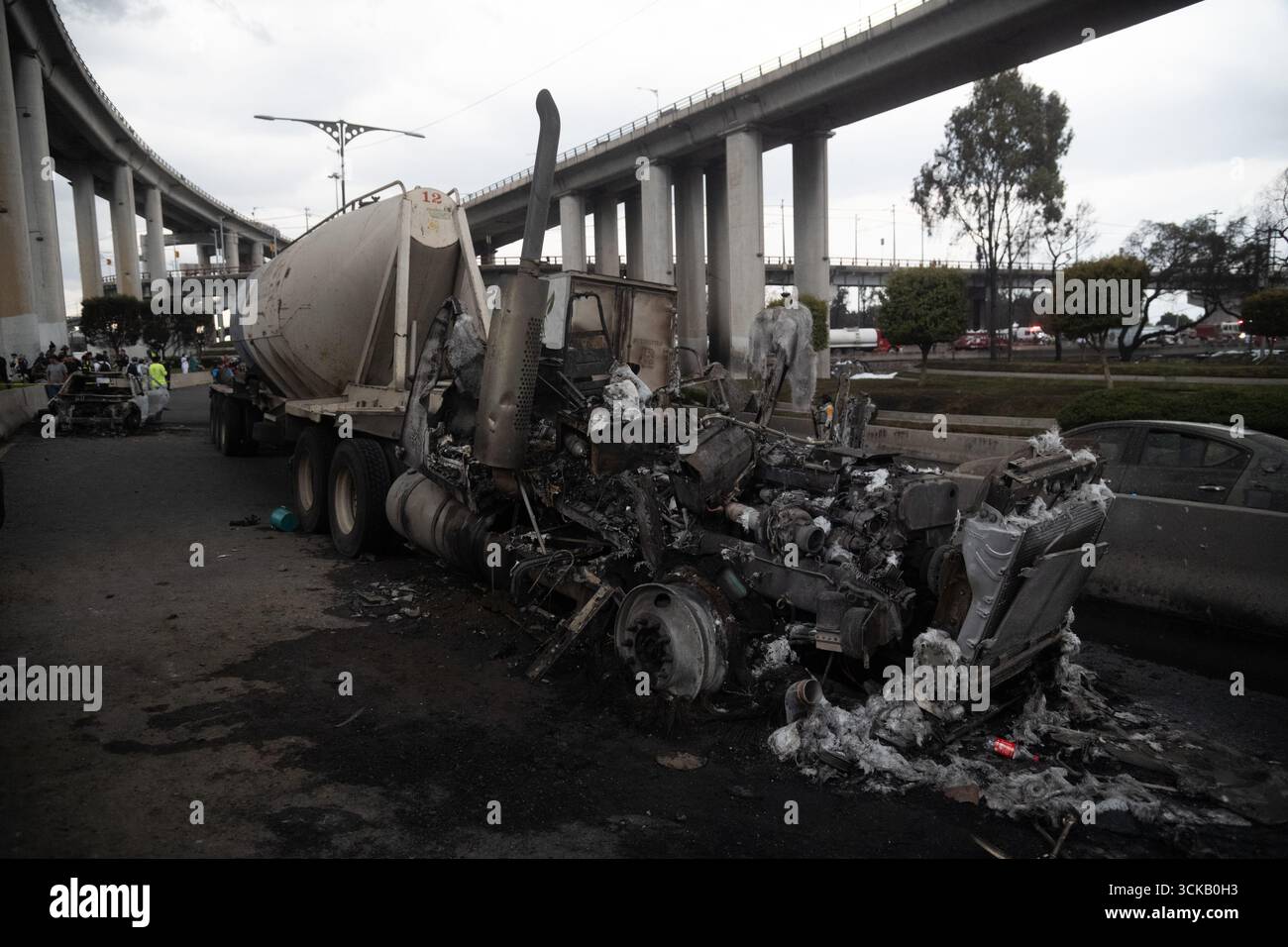 Un camion brûlé est vu sur les lieux de l'explosion s'est produit lorsqu'un pétrolier à gaz s'est renversé, provoquant l'accident tragique qui a fait 70 blessés, trois morts, et deux non identifiés à Calzada Ignacio Saragosse, près du Puente de la Concordia, . Le 10 septembre 2025 à Mexico, Mexique. (Crédit image : © Marco Gonzalez/eyepix via ZUMA Press Wire) USAGE ÉDITORIAL SEULEMENT ! Non destiné à UN USAGE commercial ! Banque D'Images
