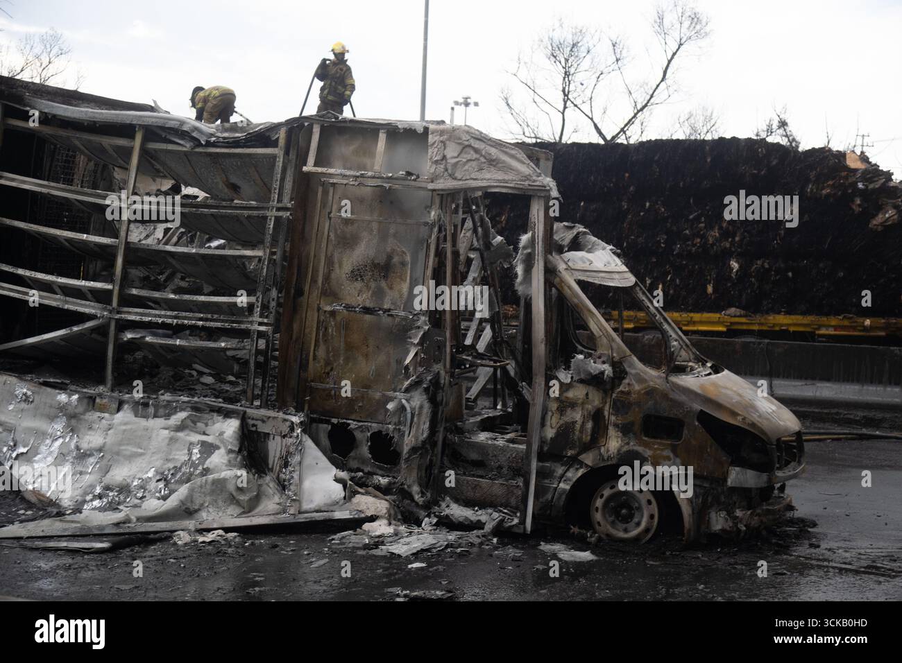 Un camion brûlé est vu sur les lieux de l'explosion s'est produit lorsqu'un pétrolier à gaz s'est renversé, provoquant l'accident tragique qui a fait 70 blessés, trois morts, et deux non identifiés à Calzada Ignacio Saragosse, près du Puente de la Concordia, . Le 10 septembre 2025 à Mexico, Mexique. (Crédit image : © Marco Gonzalez/eyepix via ZUMA Press Wire) USAGE ÉDITORIAL SEULEMENT ! Non destiné à UN USAGE commercial ! Banque D'Images