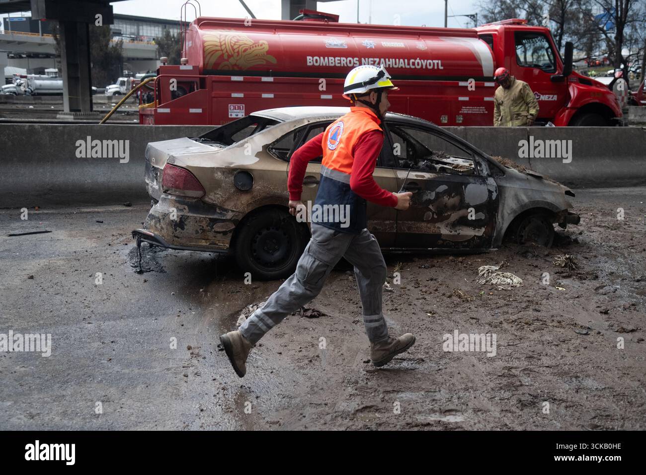Un ambulancier assiste à la scène de l'explosion s'est produite lorsqu'un pétrolier à gaz s'est renversé, causant l'accident tragique qui a fait 70 blessés, trois morts, et deux non identifiés à Calzada Ignacio Saragosse, près du Puente de la Concordia, . Le 10 septembre 2025 à Mexico, Mexique. (Crédit image : © Marco Gonzalez/eyepix via ZUMA Press Wire) USAGE ÉDITORIAL SEULEMENT ! Non destiné à UN USAGE commercial ! Banque D'Images