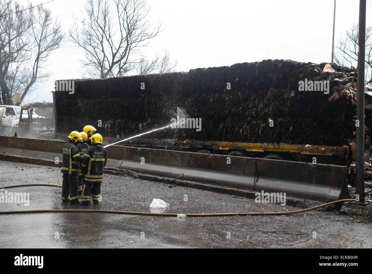 Les pompiers éteignent l'incendie après l'explosion qui s'est produite lorsqu'un pétrolier à gaz s'est renversé, causant l'accident tragique qui a fait 70 blessés, trois morts, et deux non identifiés à Calzada Ignacio Saragosse, près du Puente de la Concordia, . Le 10 septembre 2025 à Mexico, Mexique. (Crédit image : © Marco Gonzalez/eyepix via ZUMA Press Wire) USAGE ÉDITORIAL SEULEMENT ! Non destiné à UN USAGE commercial ! Banque D'Images