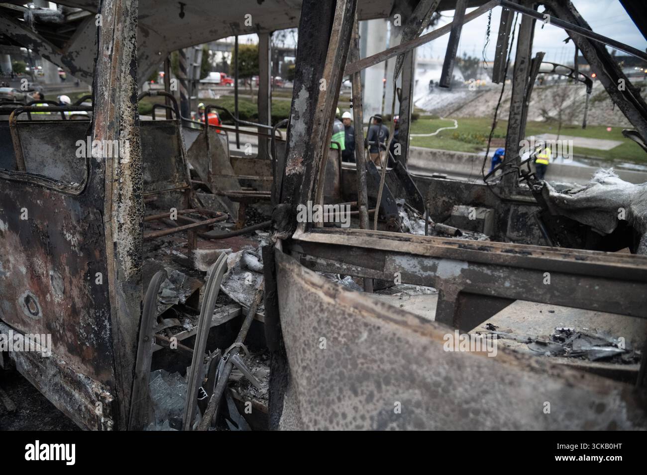 Un bus brûlé est vu sur les lieux de l'explosion s'est produit lorsqu'un pétrolier à gaz s'est renversé, provoquant l'accident tragique qui a fait 70 blessés, trois morts, et deux non identifiés à Calzada Ignacio Saragosse, près du Puente de la Concordia, . Le 10 septembre 2025 à Mexico, Mexique. (Crédit image : © Marco Gonzalez/eyepix via ZUMA Press Wire) USAGE ÉDITORIAL SEULEMENT ! Non destiné à UN USAGE commercial ! Banque D'Images