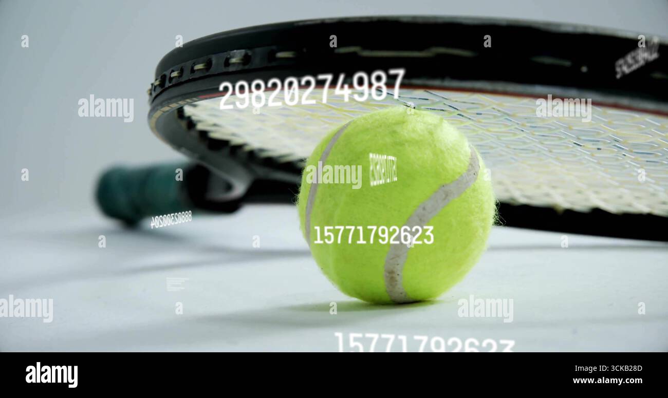 Balle de tennis verte reposant sur le sol du studio, avec raquette de tennis et superpositions numériques flottantes Banque D'Images