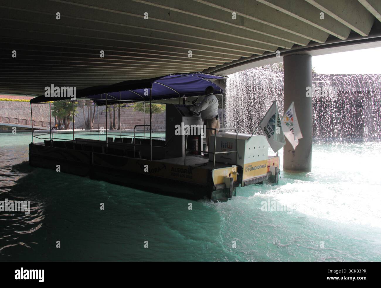 Monterrey, Nuevo Leon, Mexique - 29 juillet 2025 : visite touristique du Paseo Santa Lucia à Monterrey en bateau du centre-ville au parc Fundidora Banque D'Images