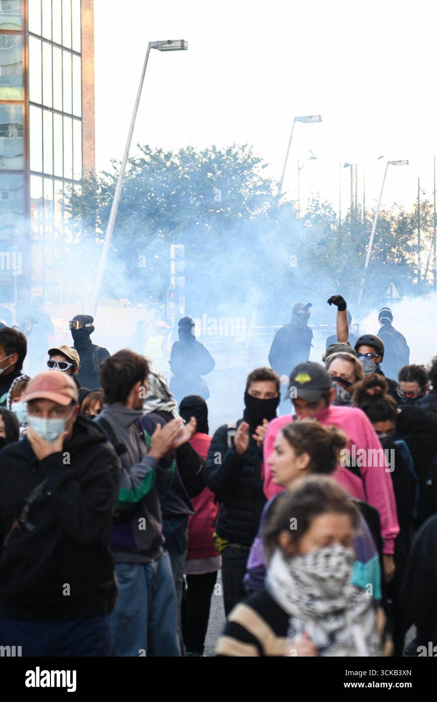 Paris, France. 10 septembre 2025. Intervention policière lors d'un rassemblement de manifestants devant un bâtiment de la CGT près de la porte de Montreuil, sous surveillance policière dans le cadre d'une mobilisation nationale à la date symbolique du 10 septembre 2025 ; 10 septembre à Paris, photo Florian Poitout/ABACAPRESS.COM crédit : Abaca Press/Alamy Live News Banque D'Images