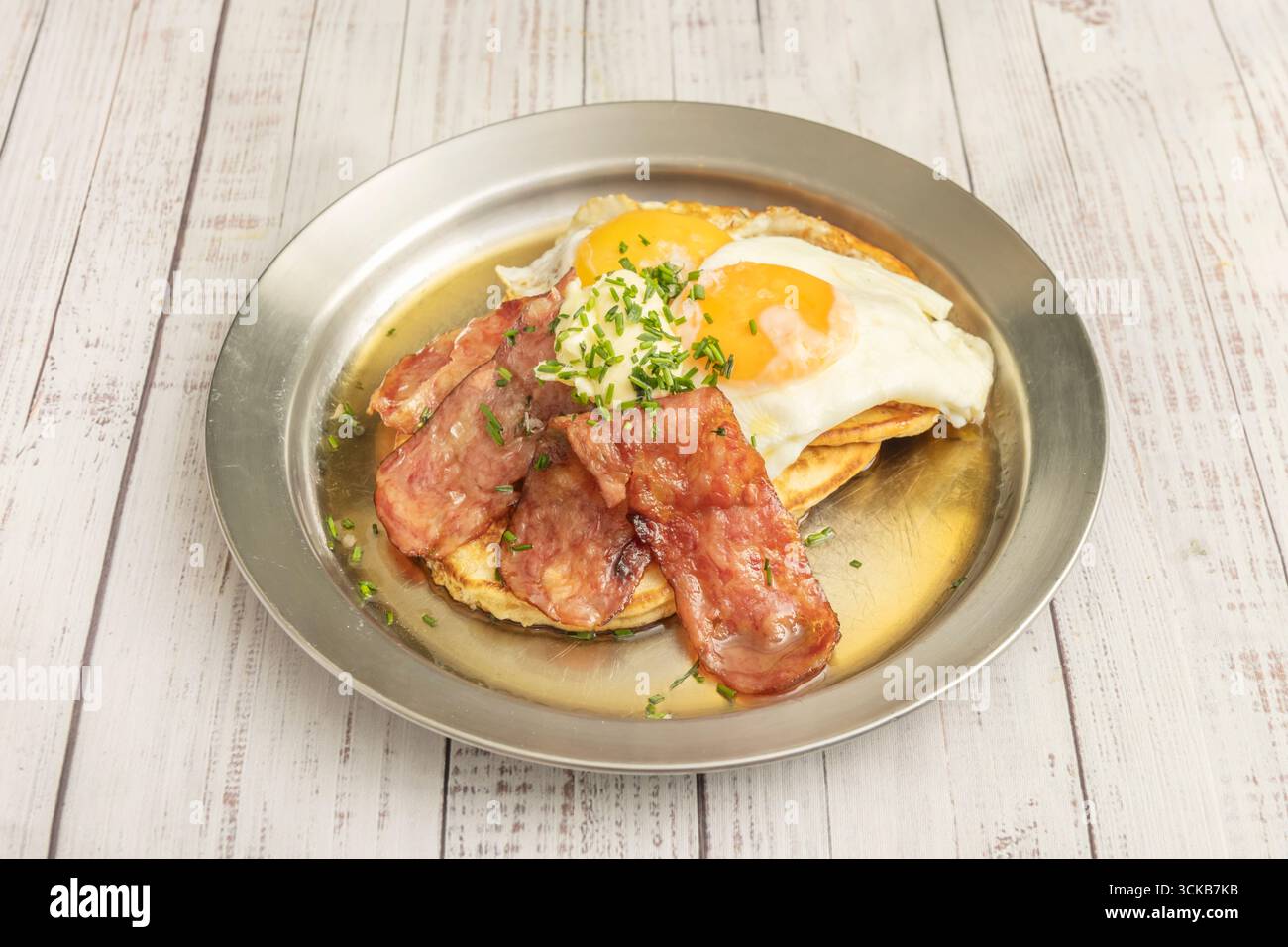 pain brioché imbibé d'œufs avec bacon et sirop d'érable pour le brunch Banque D'Images pain brioché imbibé d'œufs avec bacon et sirop d'érable pour le brunch Banque D'Images