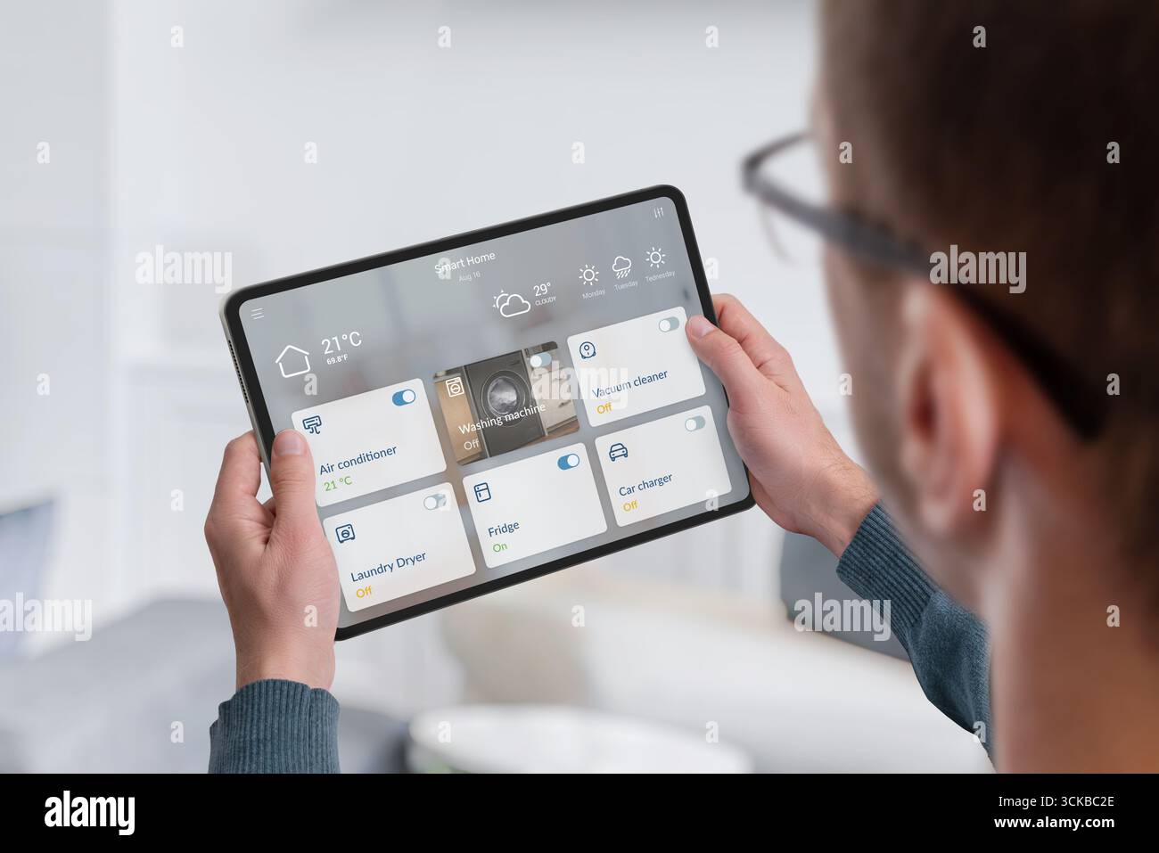 Écran de contrôle de la maison intelligent affichant le verrouillage de sécurité numérique et la surveillance de l'appareil Banque D'Images