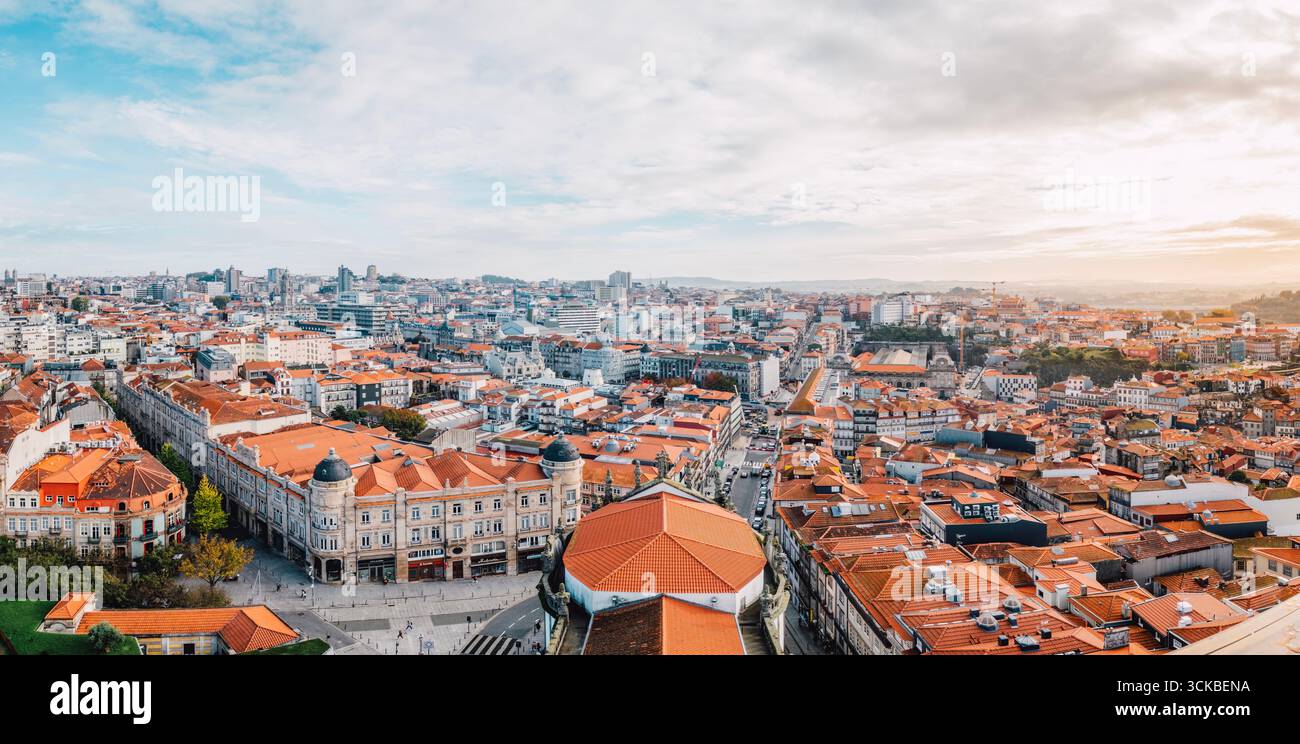Vue aérienne panoramique depuis la Tour Clerigos de Porto Centre historique avec toits traditionnels de tuiles rouges. Portugais urbain, paysage urbain Golden Hour Light Banque D'Images