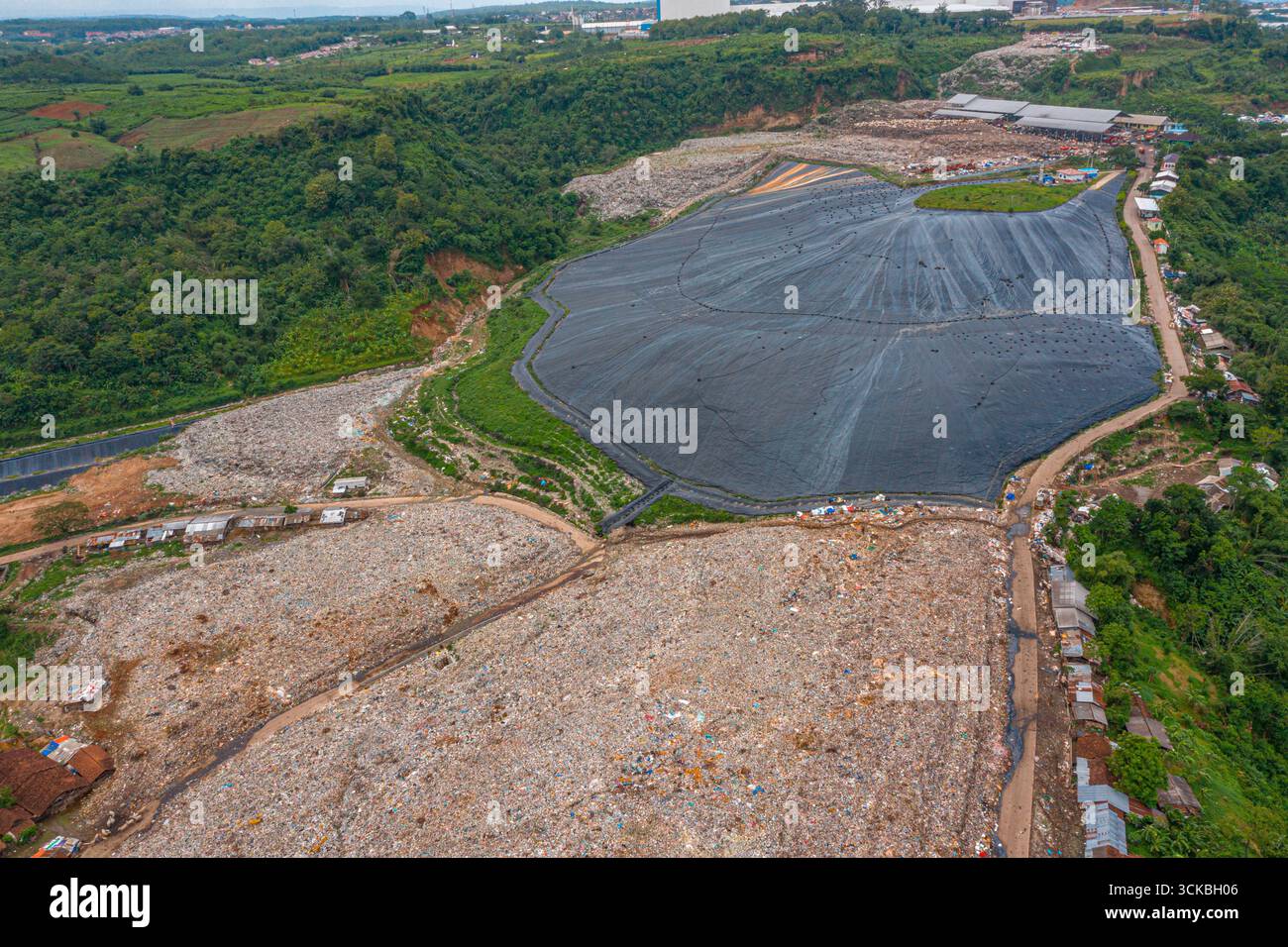 Vue aérienne d'un grand site d'enfouissement avec déchets et sections couvertes. Banque D'Images