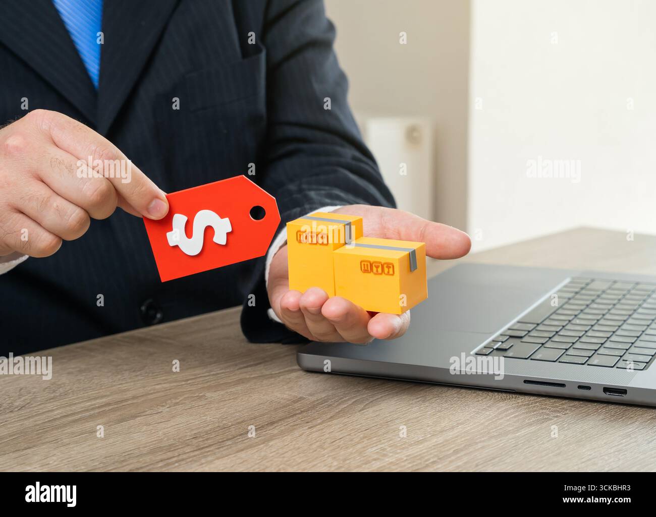 Homme d'affaires évalue le prix des marchandises. Concept de commerce de détail, inflation, analyse des coûts, demande des consommateurs et réglementation du marché. Utile pour e-comme Banque D'Images