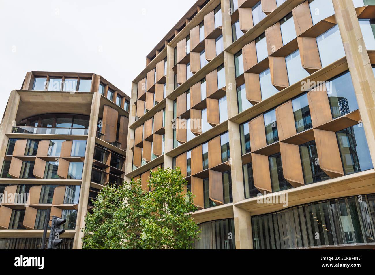 Vue en angle bas de l'architecture durable de la ville avec fenêtres à motifs et géométrie Banque D'Images