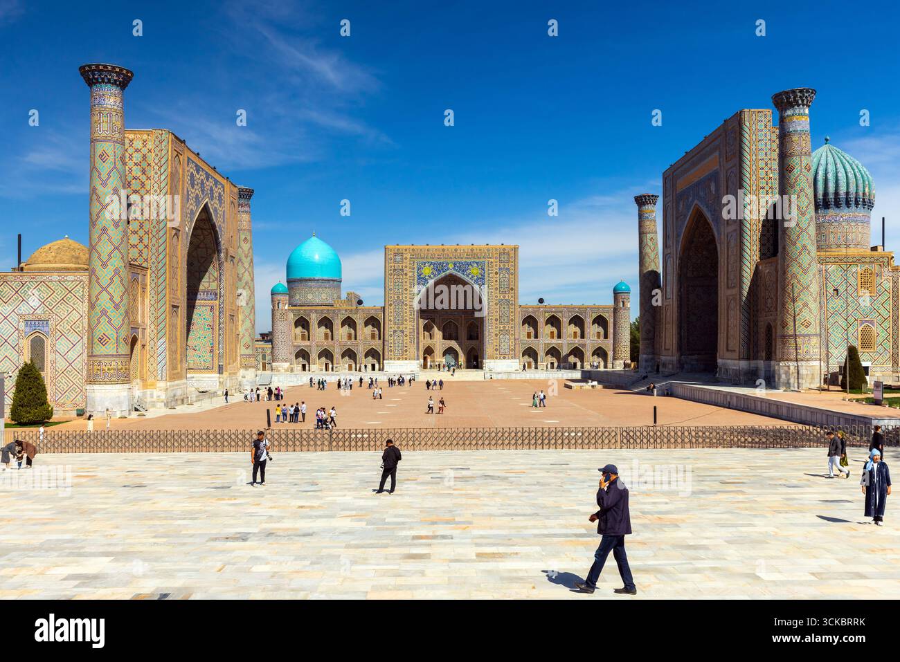 Samarcande, Ouzbékistan - 25 mars 2024 : la vue de la place du Registan par une journée ensoleillée. Trois madrasas placées de gauche à droite : Ulugh Beg Madrasah, Tilya-K. Banque D'Images