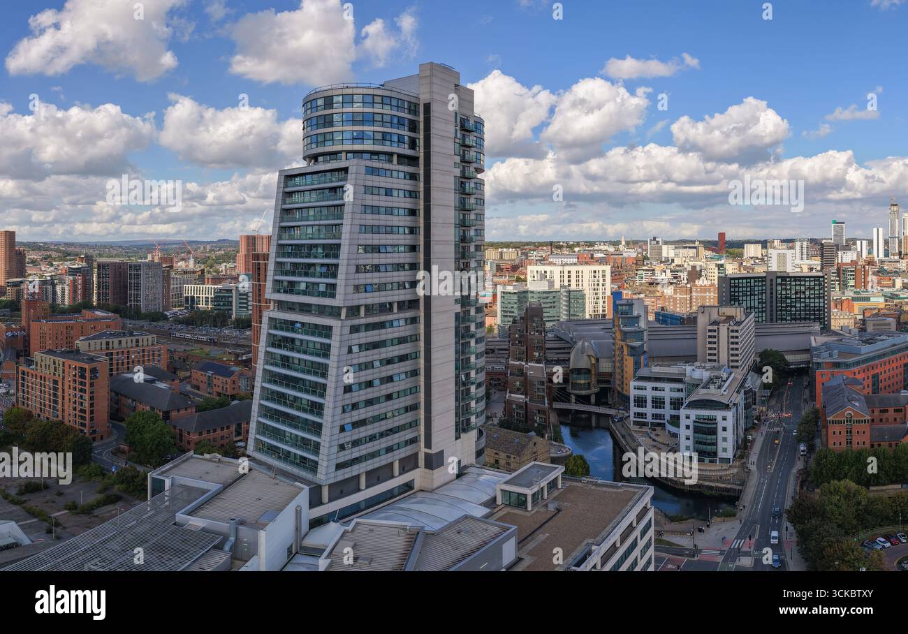 Image aérienne du paysage urbain de Leeds avec un immeuble moderne de grande hauteur et vue sur les toits dans le West Yorkshire, au nord de l'Angleterre. Banque D'Images