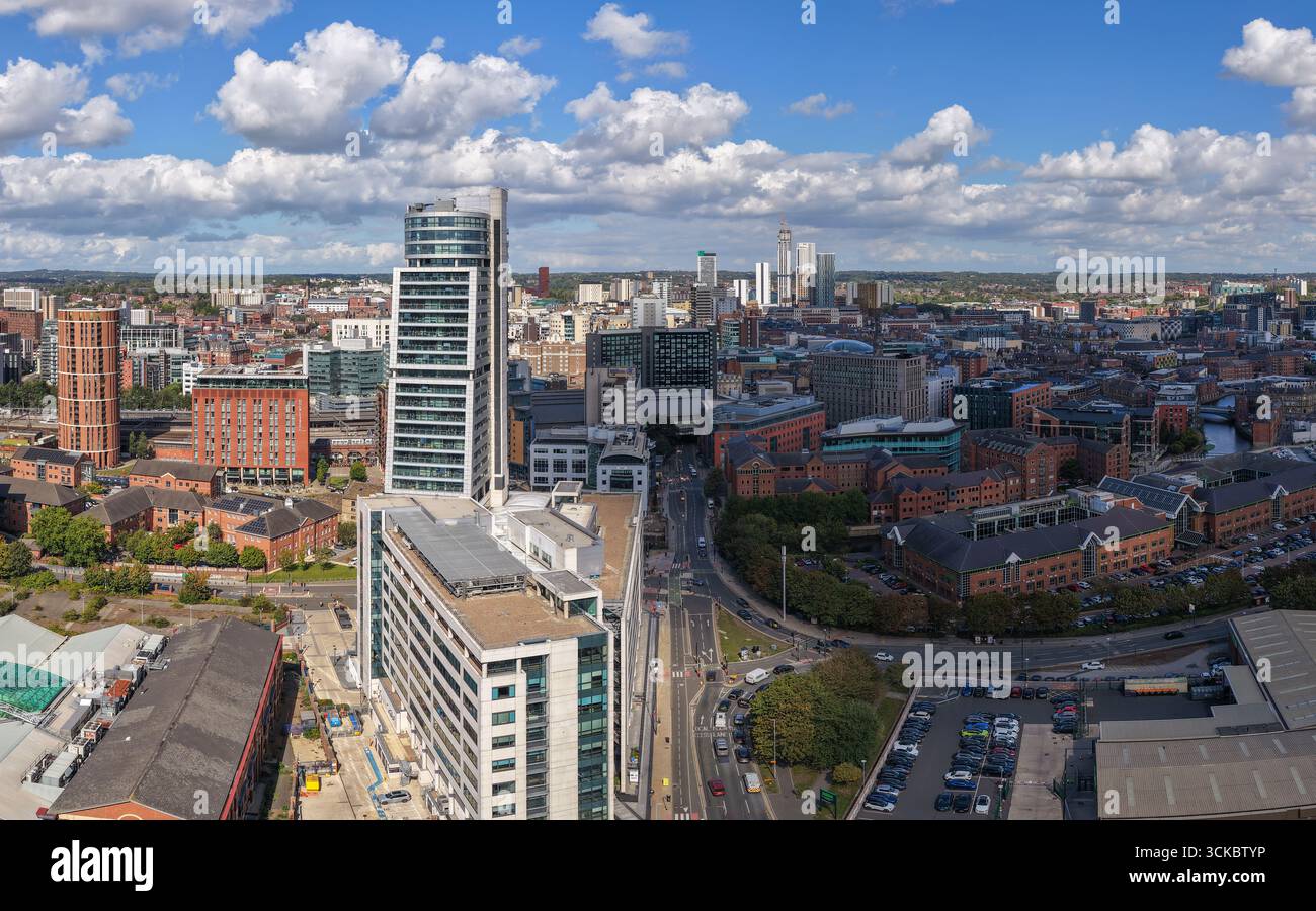 Image aérienne du paysage urbain de Leeds avec un immeuble moderne de grande hauteur et vue sur les toits dans le West Yorkshire, au nord de l'Angleterre. Banque D'Images