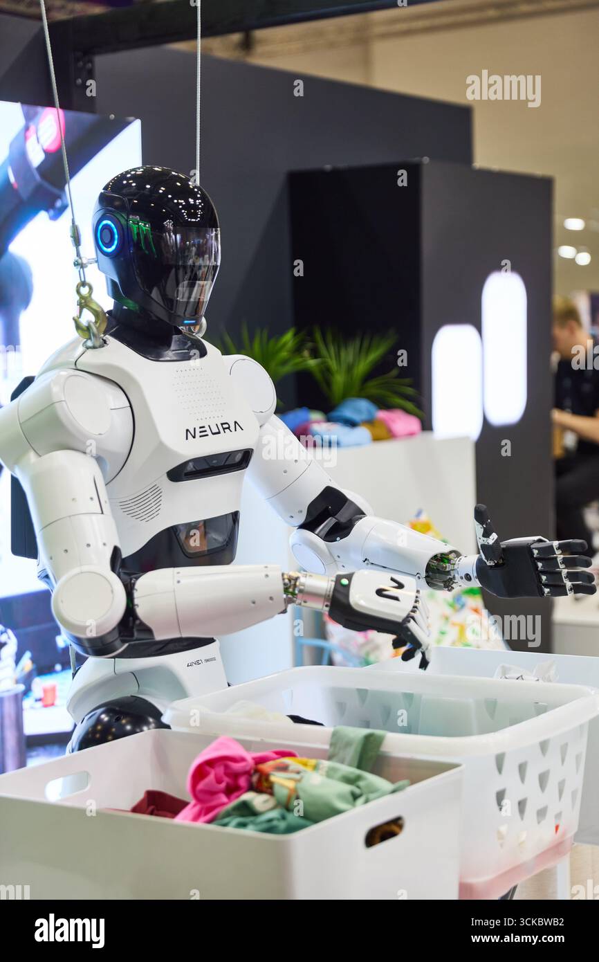 BERLIN, ALLEMAGNE - 7 septembre 2025 : le robot de service humanoïde Neura présenté au salon IFA de l'électronique grand public Banque D'Images