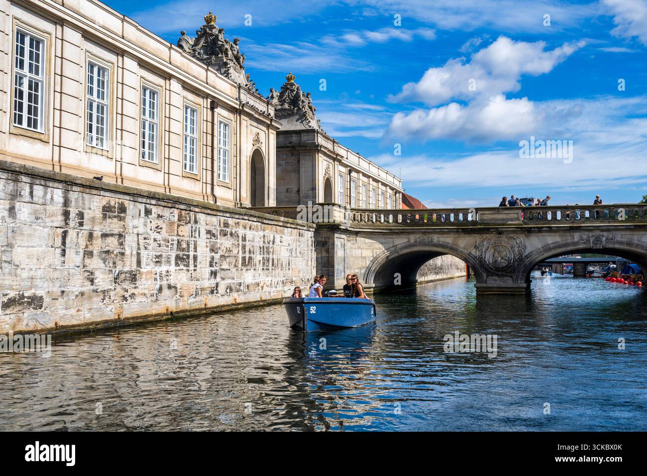 Marmorbroen (le pont de marbre) et l'entrée de Christiansborg Ridebane (aréna équestre) dans le quartier Slotsholmen de Copenhague, Danemark, Europe du Nord Banque D'Images