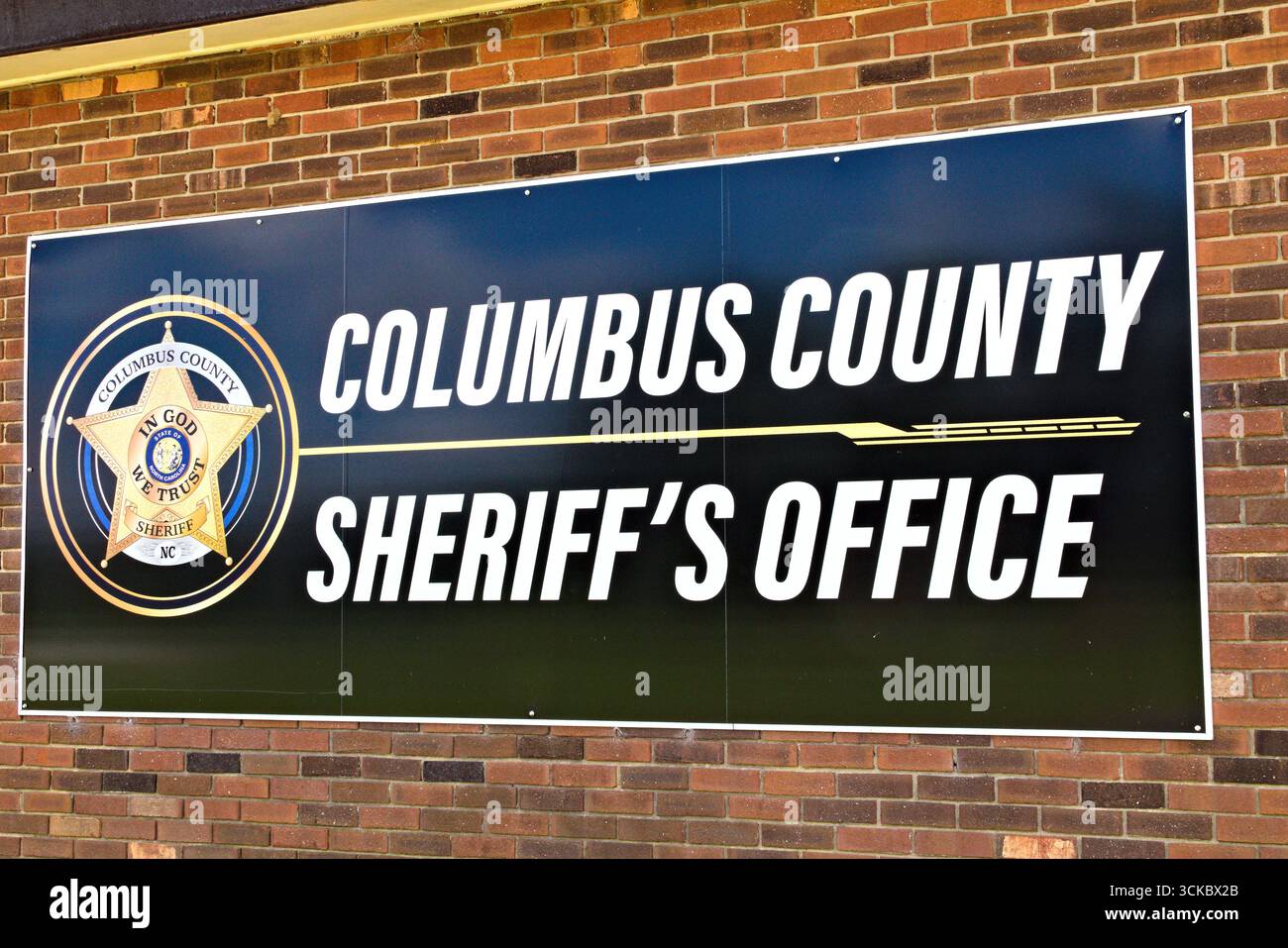 Whiteville, Caroline du Nord – 24 août 2025 : une photo à angle latéral du panneau sur le bureau du shérif du comté de Columbus. Banque D'Images
