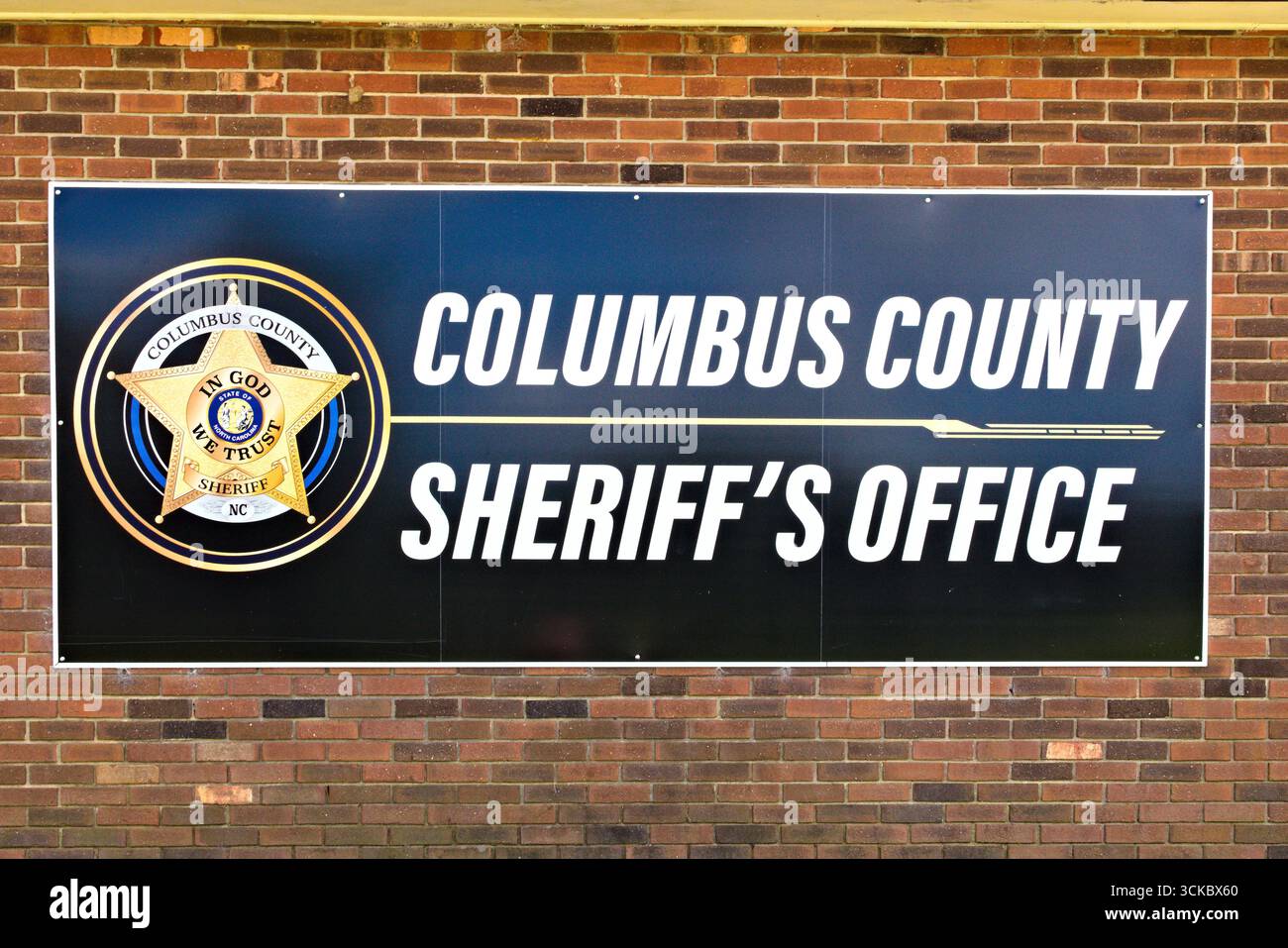 Whiteville, NC – 24 août 2025 : une photo de l'enseigne sur le bureau du shérif du comté de Columbus. Banque D'Images